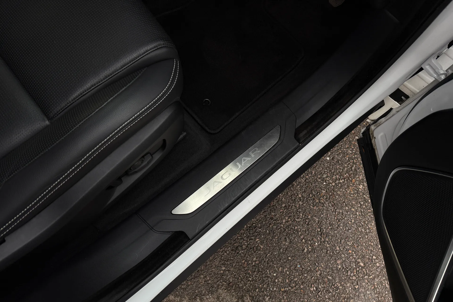 Jaguar F-PACE thumbnail image number 13