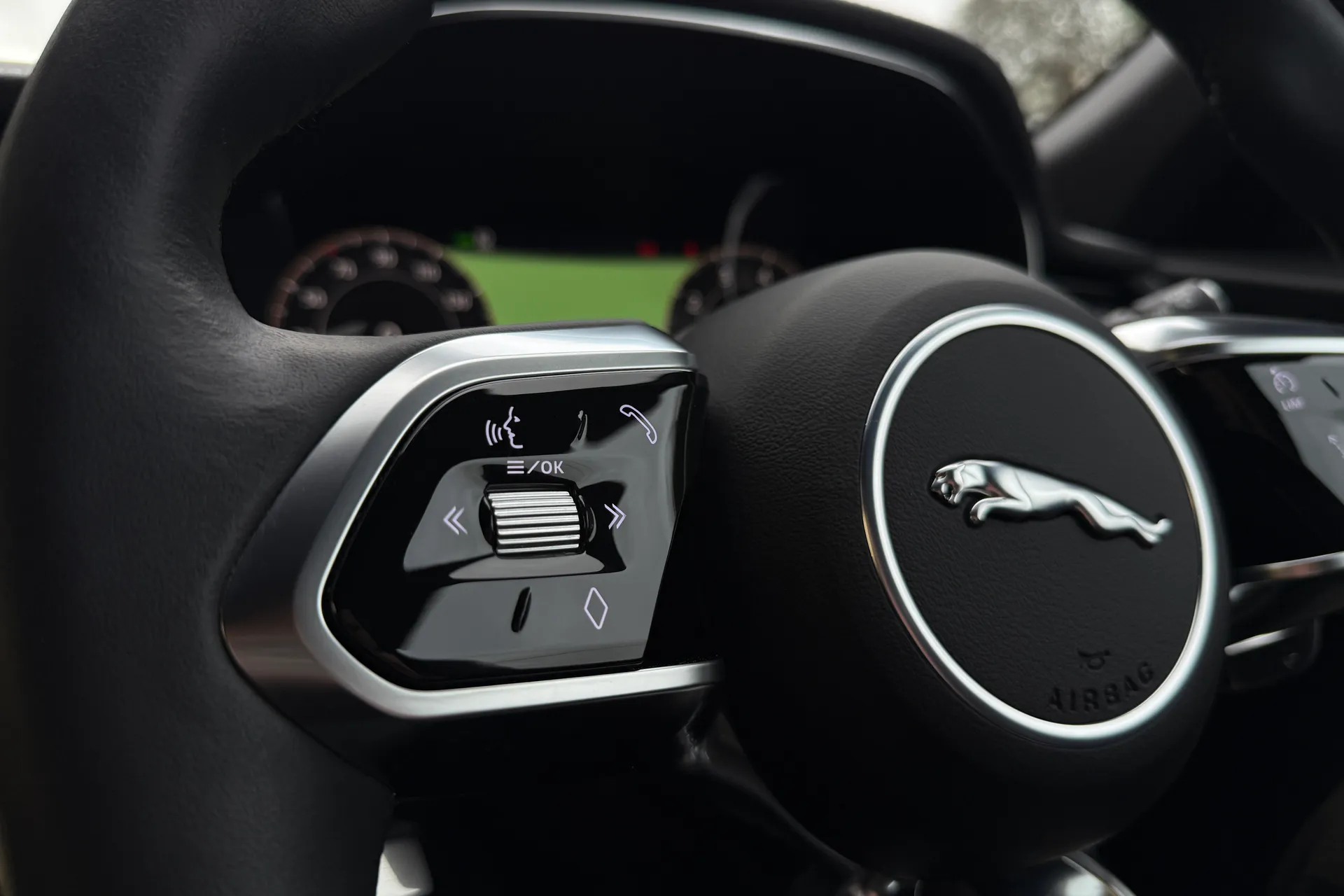 Jaguar F-PACE thumbnail image number 25