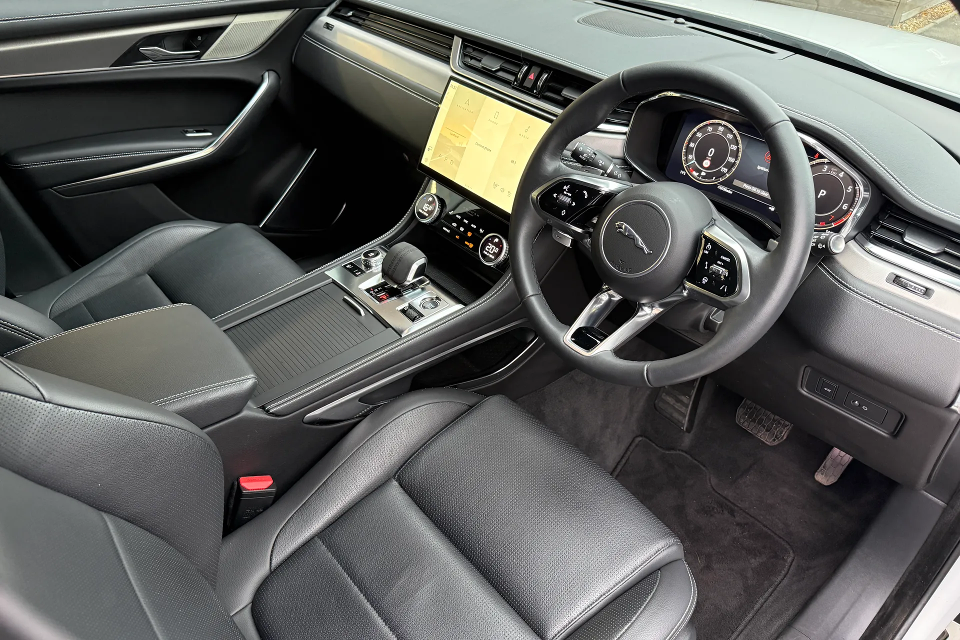 Jaguar F-PACE thumbnail image number 15