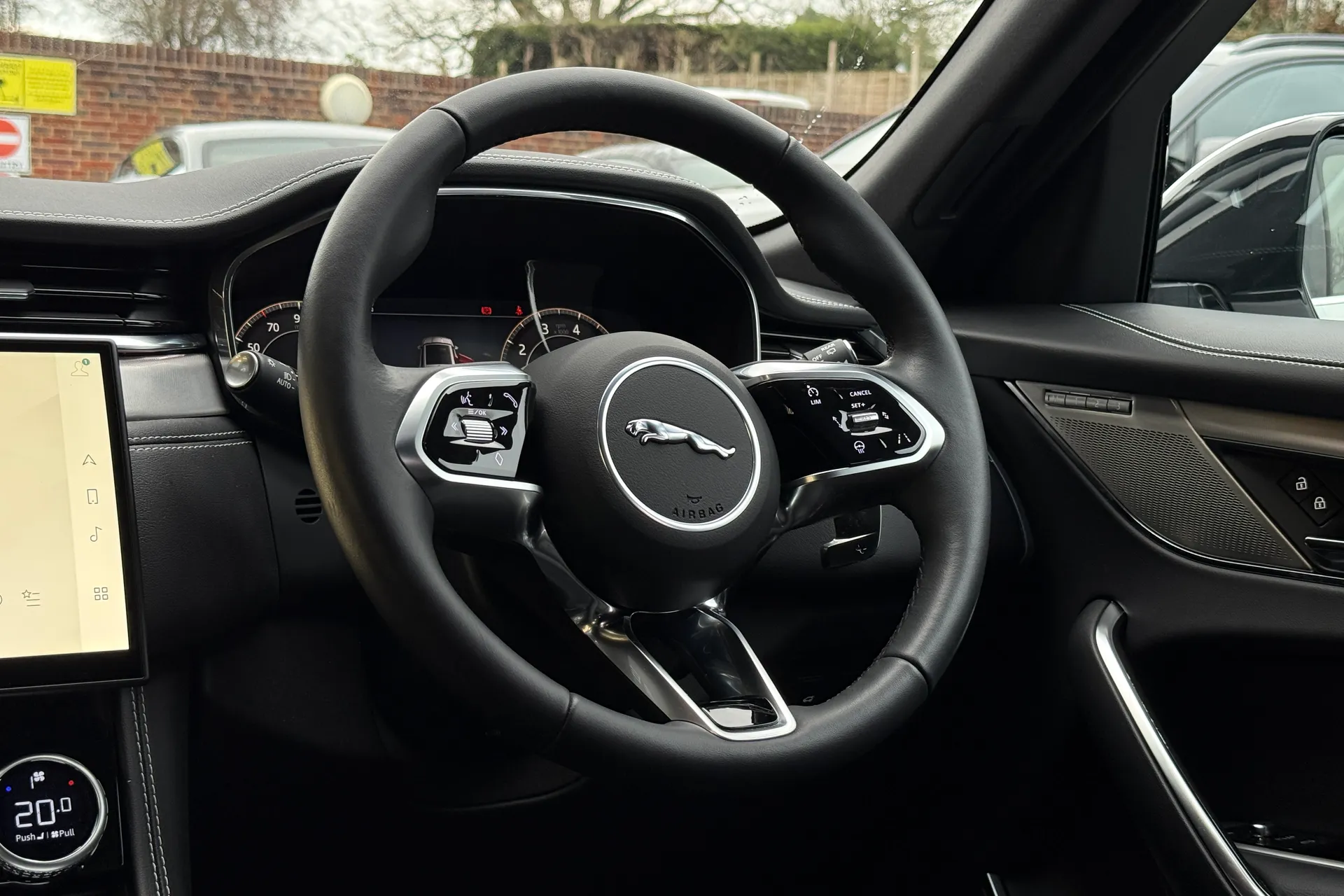 Jaguar F-PACE thumbnail image number 22