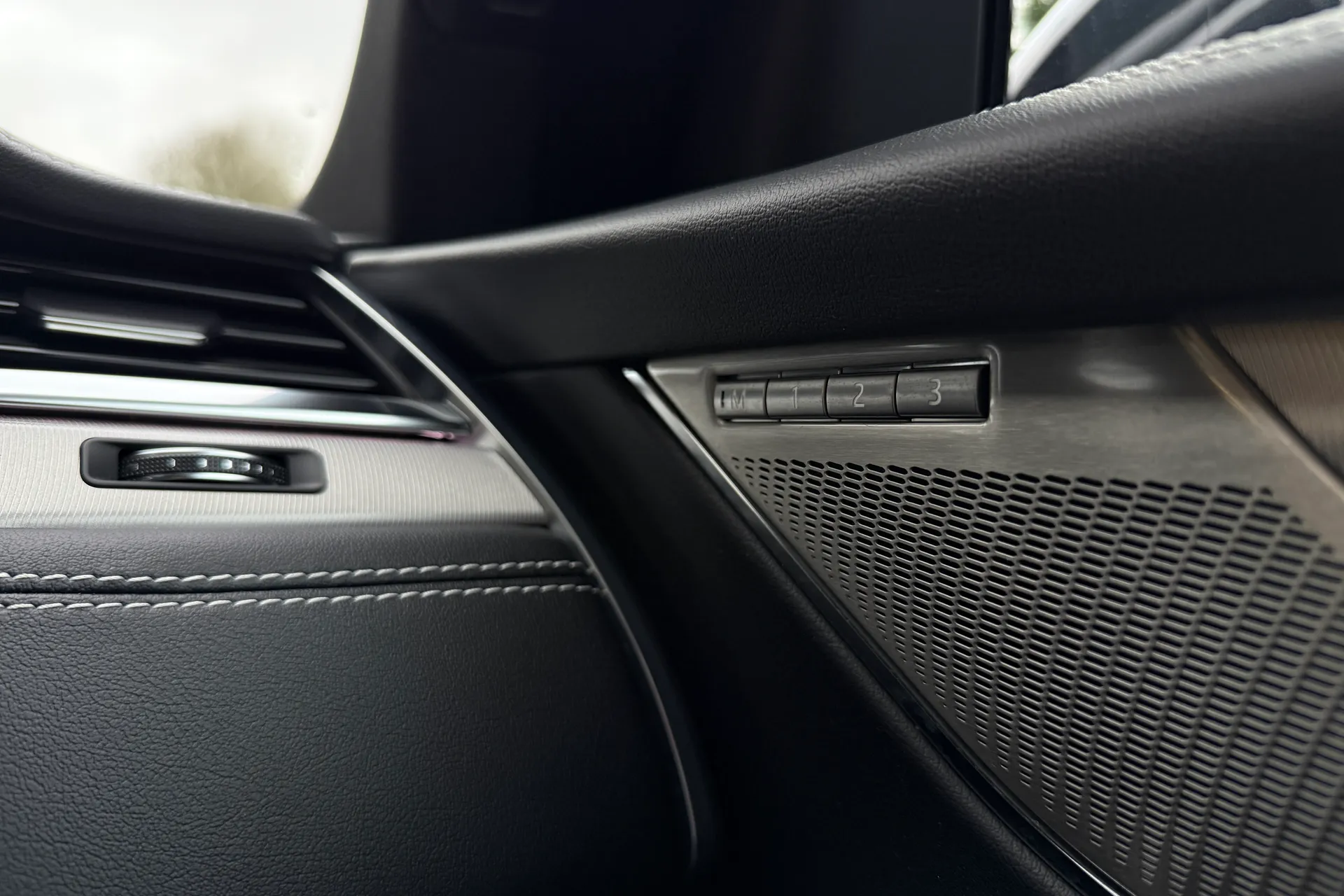 Jaguar F-PACE thumbnail image number 32