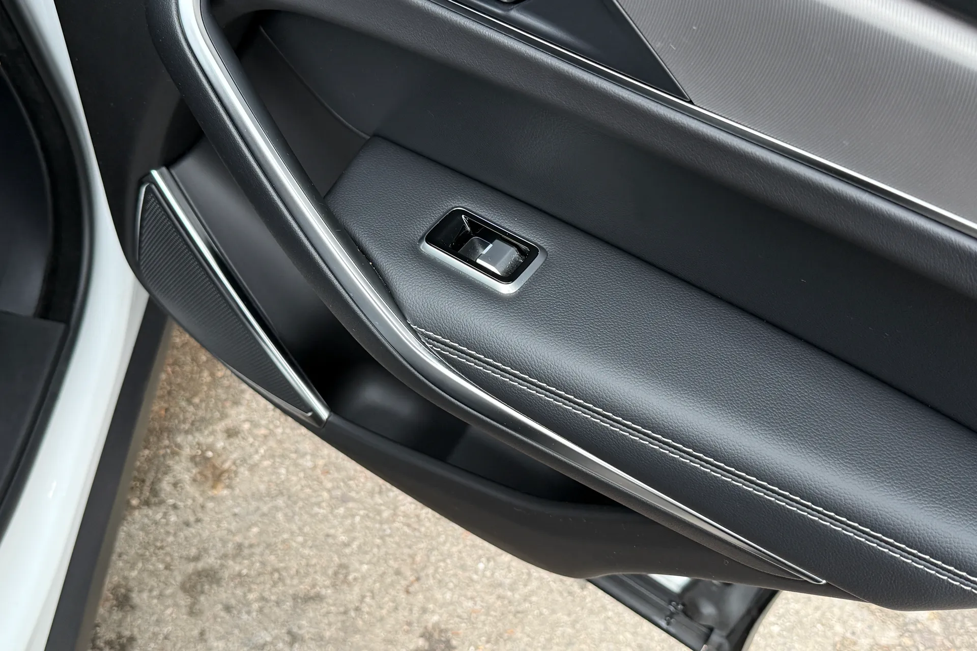 Jaguar F-PACE thumbnail image number 16