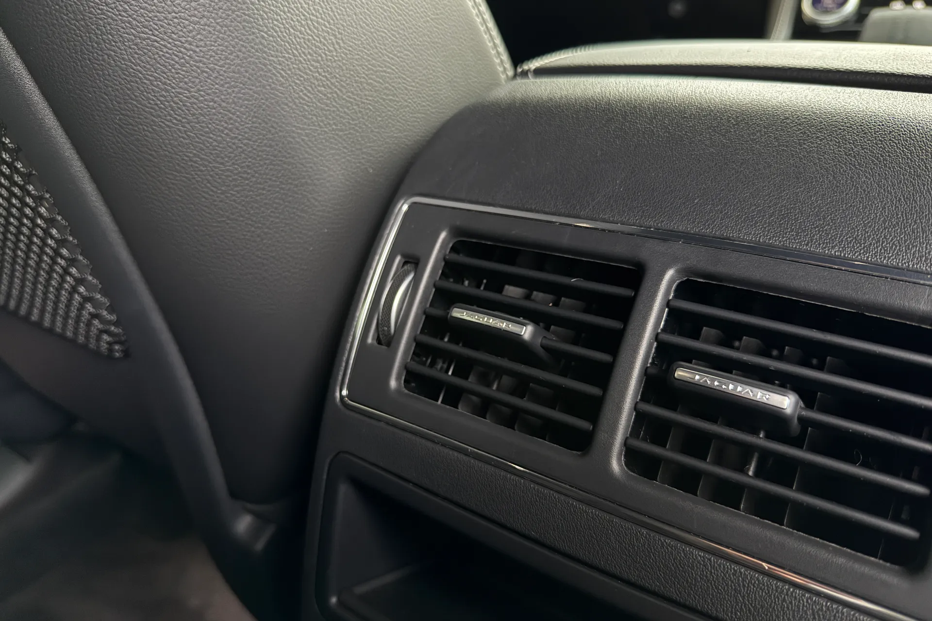 Jaguar F-PACE thumbnail image number 20