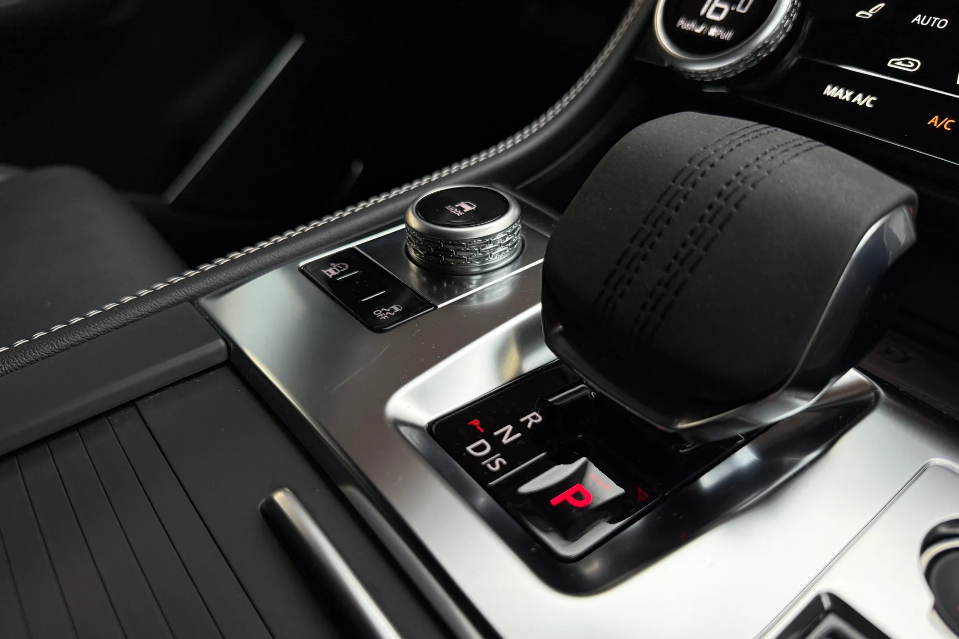 Jaguar F-PACE thumbnail image number 27