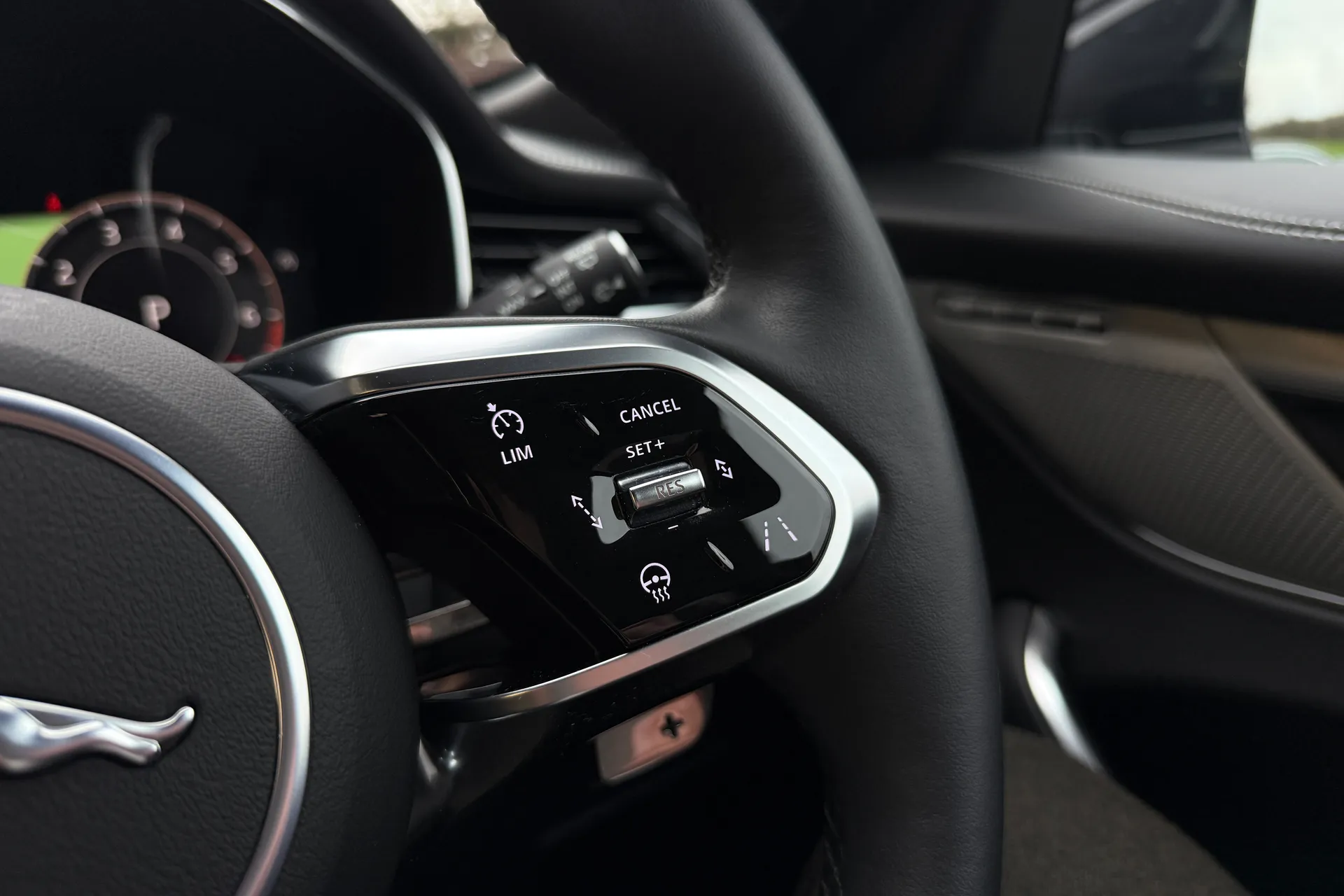 Jaguar F-PACE thumbnail image number 28