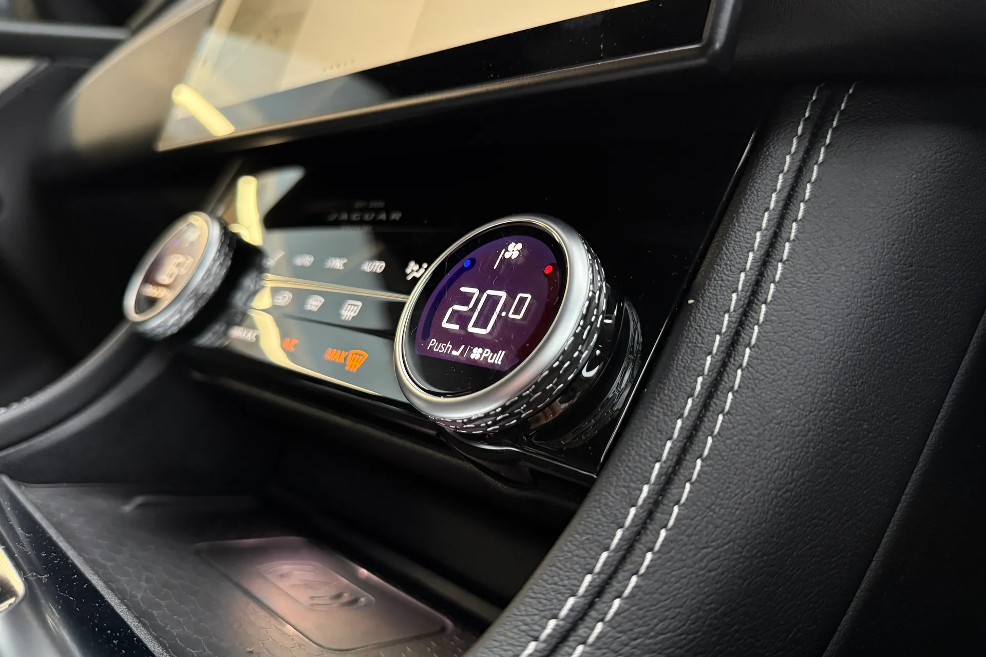 Jaguar F-PACE thumbnail image number 26