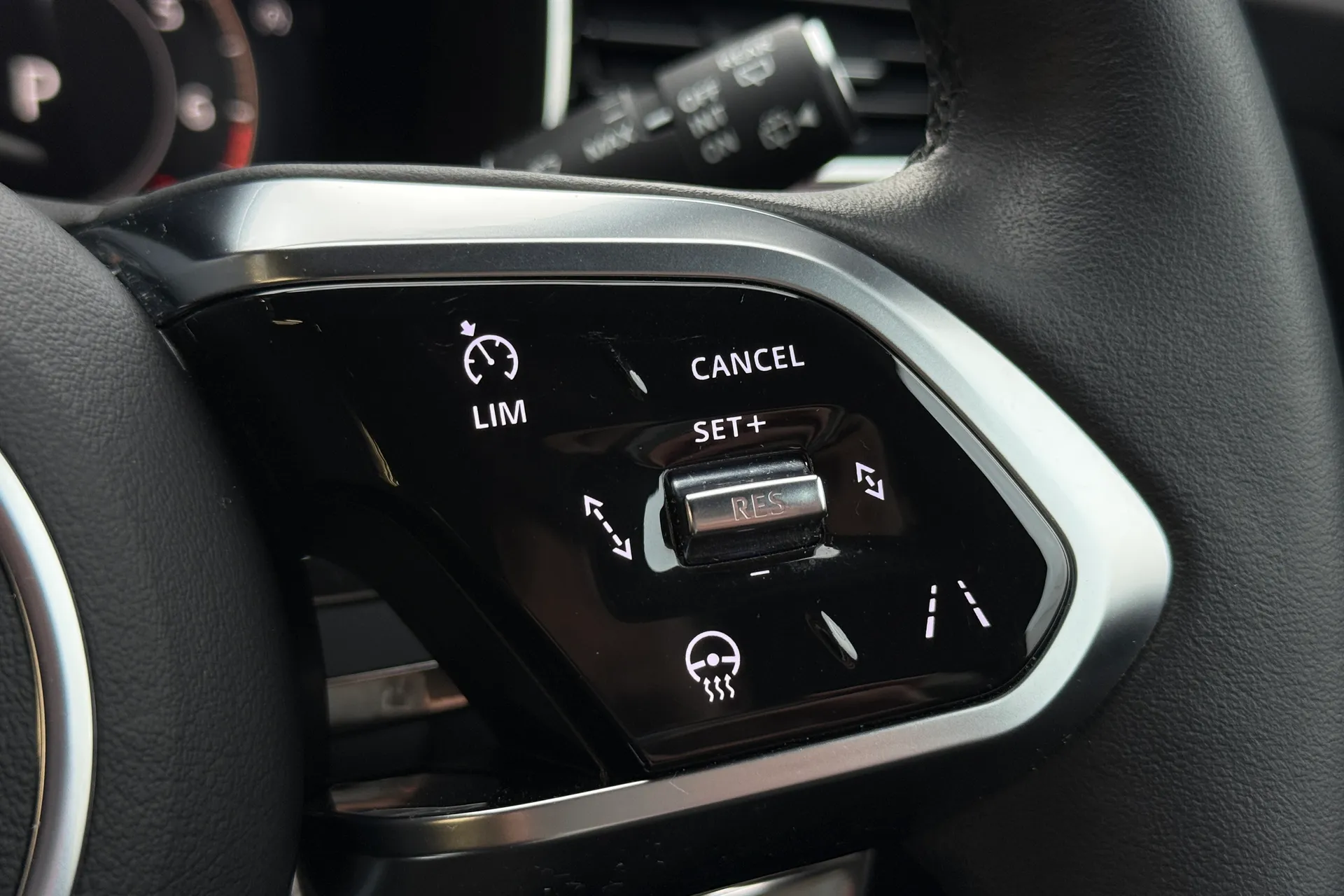 Jaguar F-PACE thumbnail image number 34