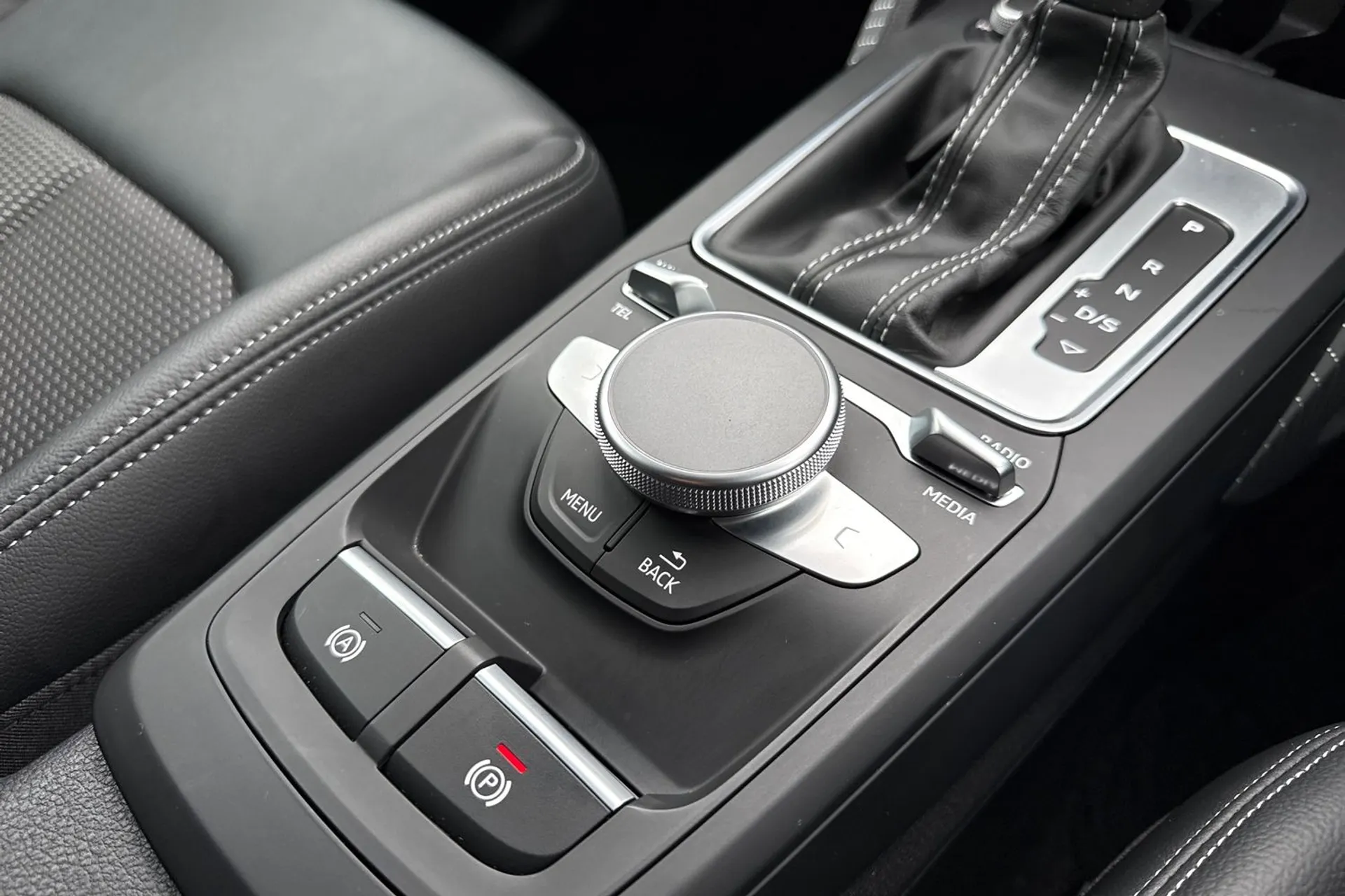 Audi Q2 thumbnail image number 36