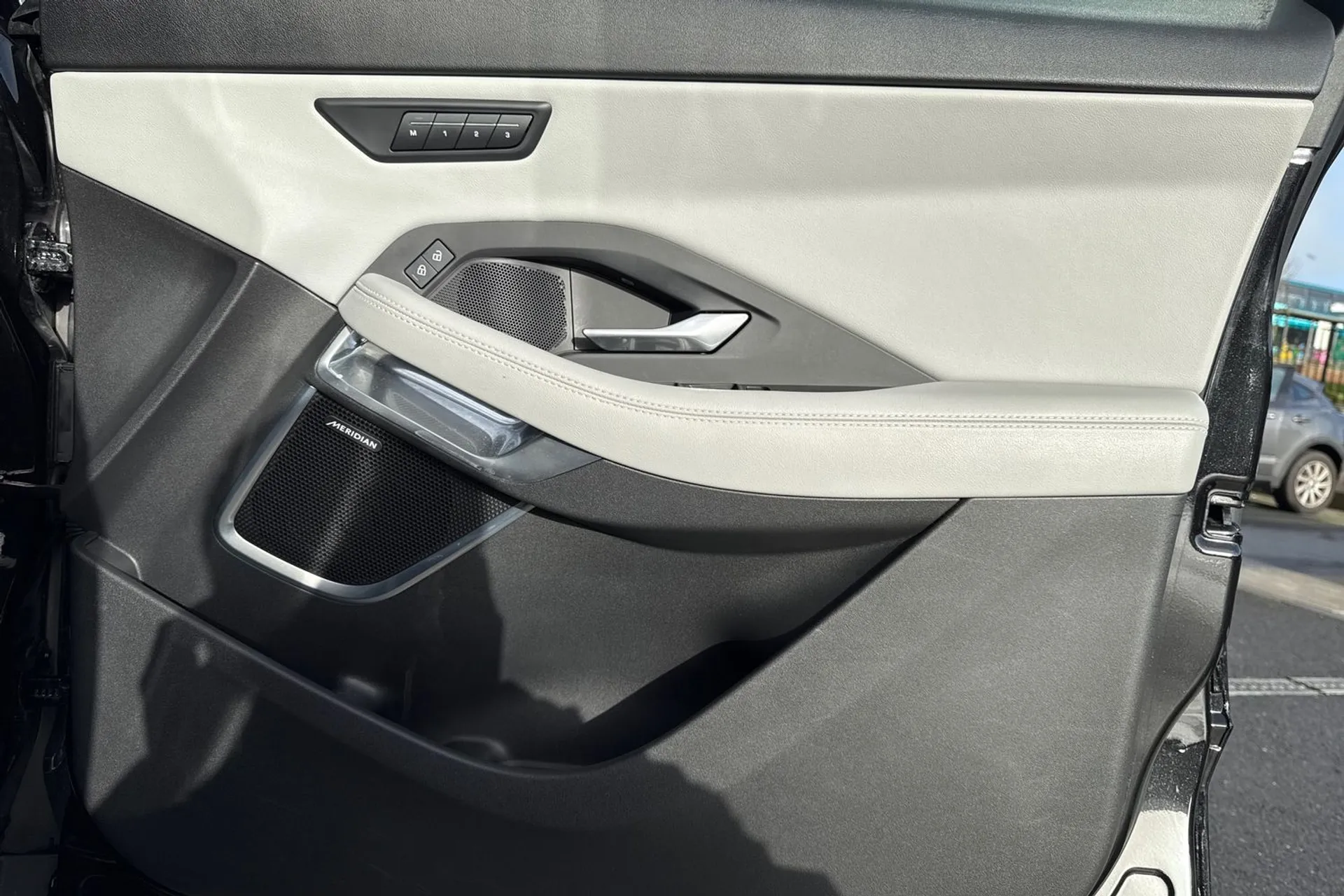 Jaguar E-PACE thumbnail image number 19