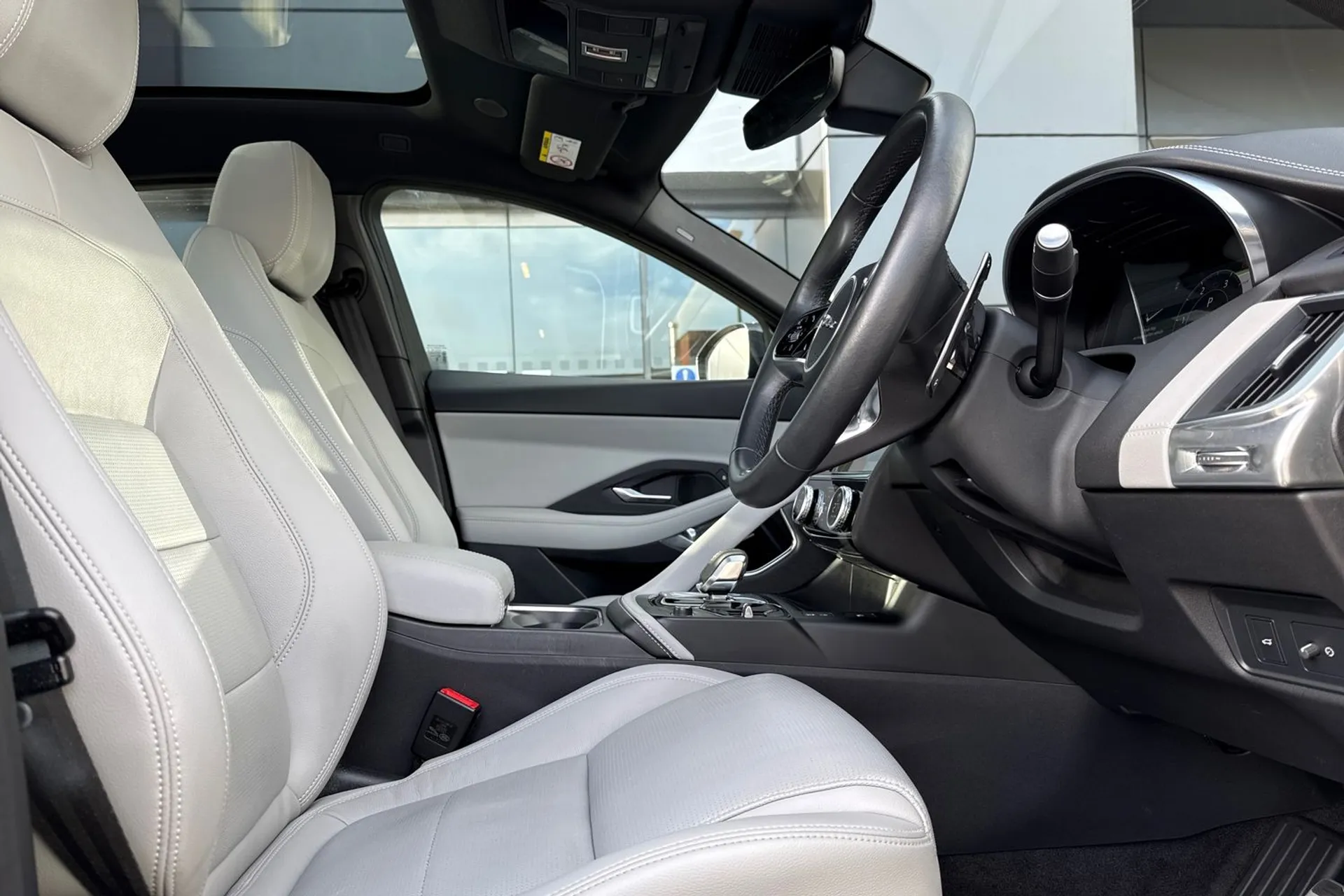 Jaguar E-PACE thumbnail image number 16