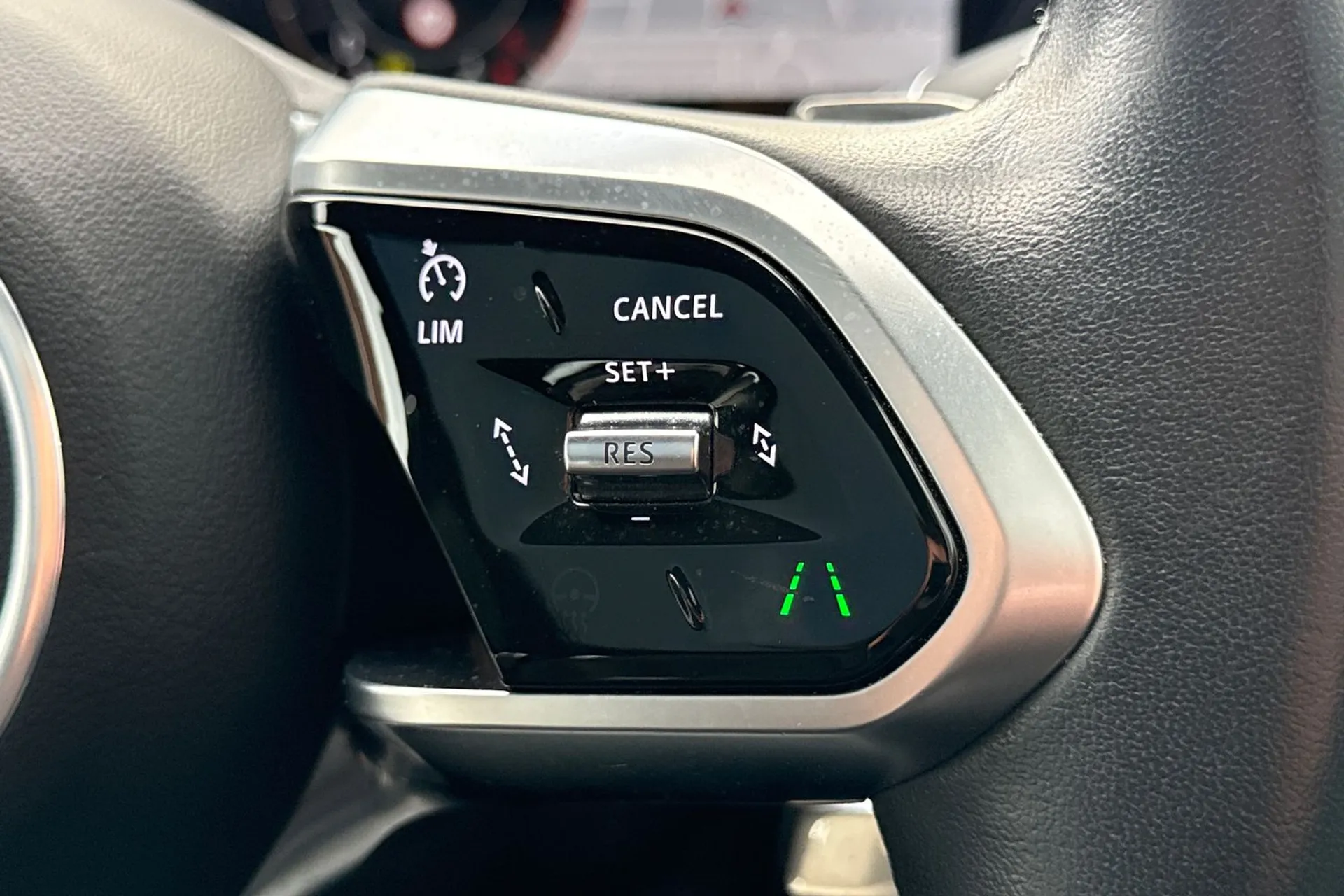 Jaguar E-PACE thumbnail image number 32