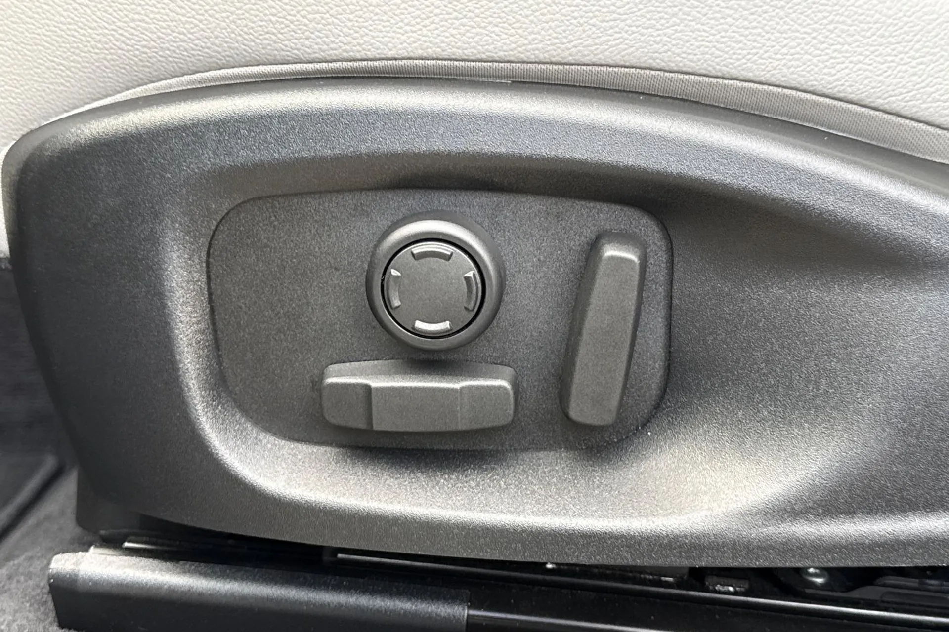 Jaguar E-PACE thumbnail image number 52