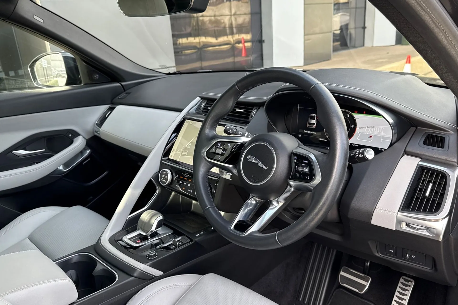 Jaguar E-PACE thumbnail image number 17