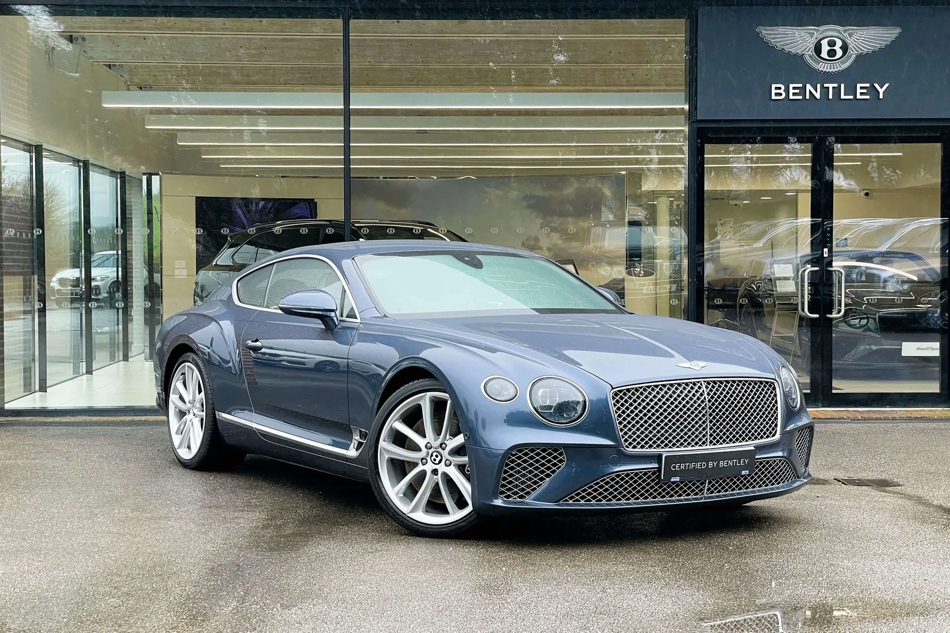 Bentley CONTINENTAL GT focused image