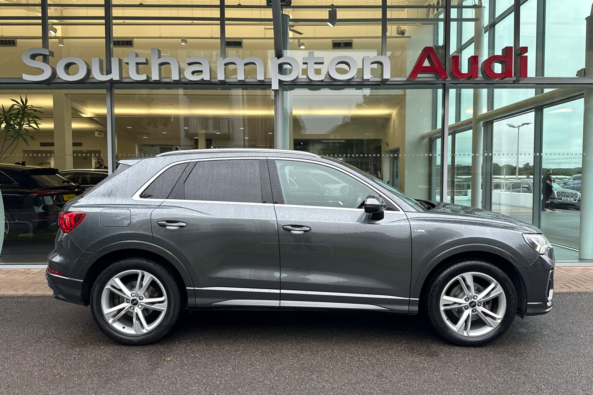 Audi Q3 thumbnail image number 2