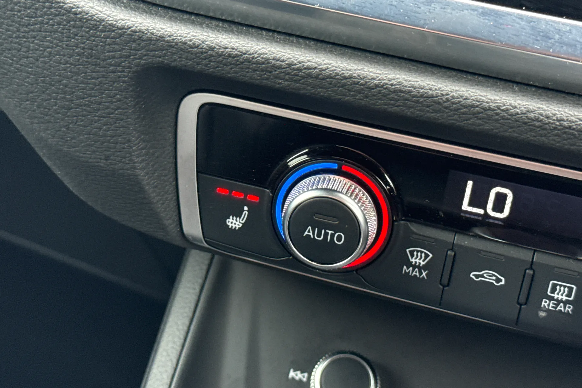 Audi Q3 thumbnail image number 15