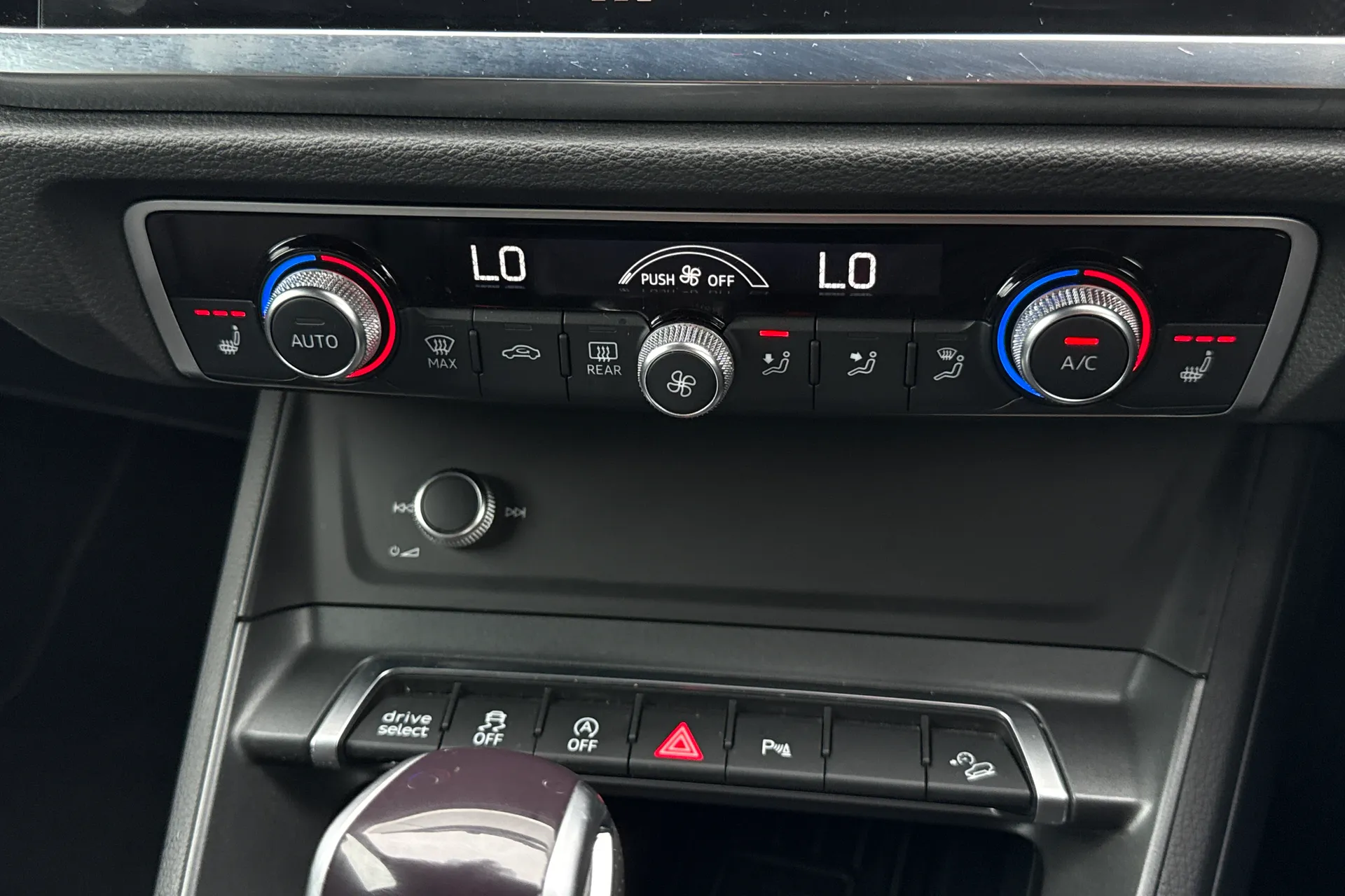 Audi Q3 thumbnail image number 16