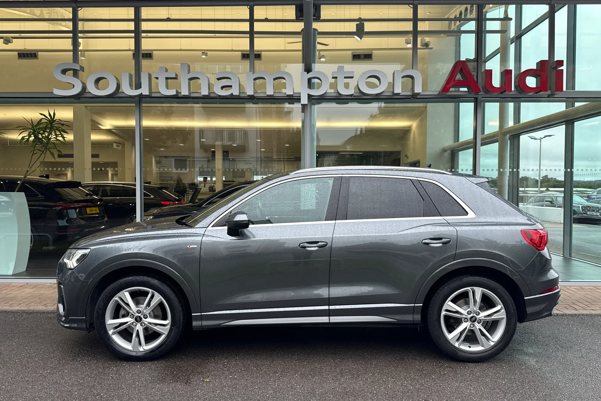 Audi Q3 thumbnail image number 40