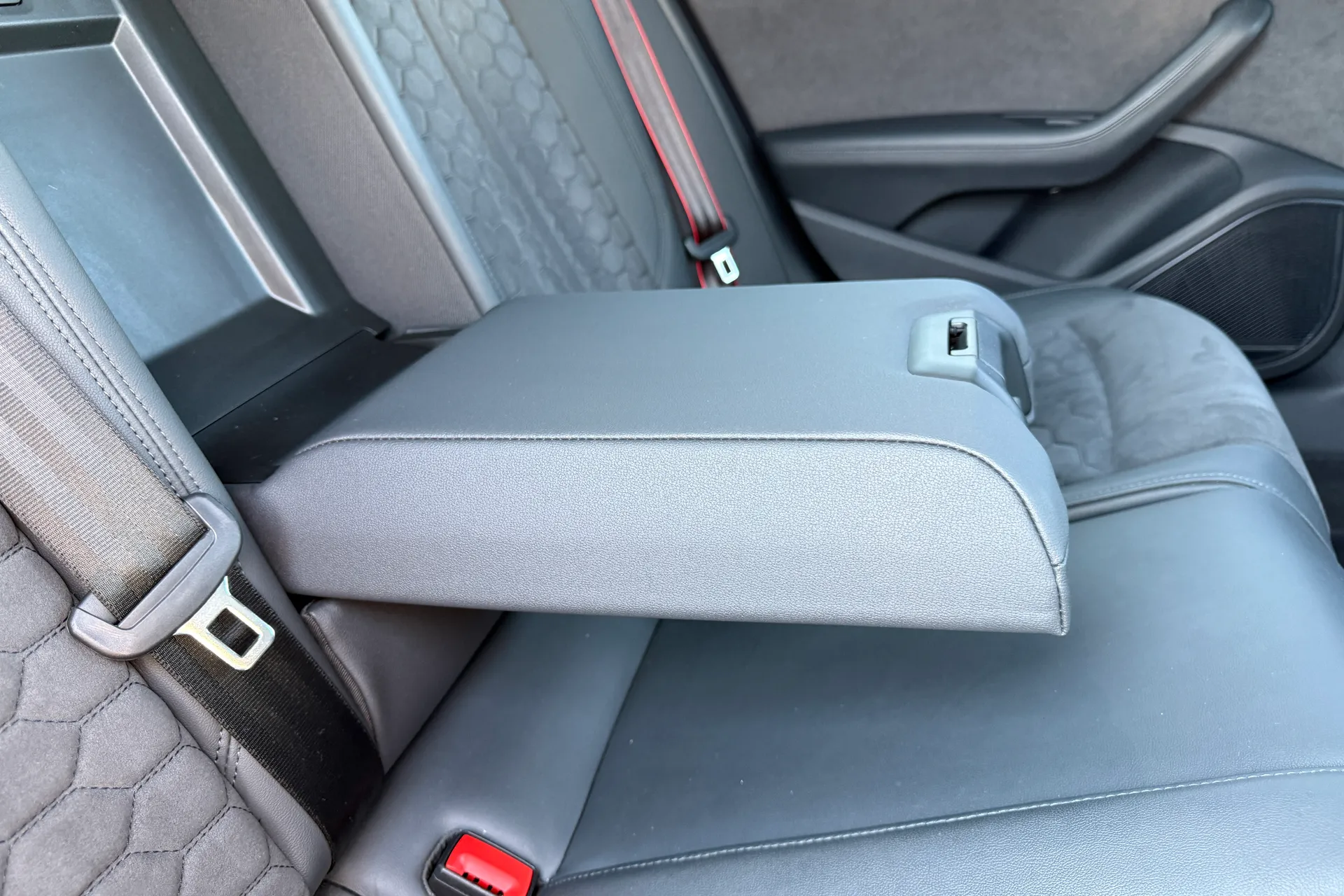 Audi RS4 thumbnail image number 45