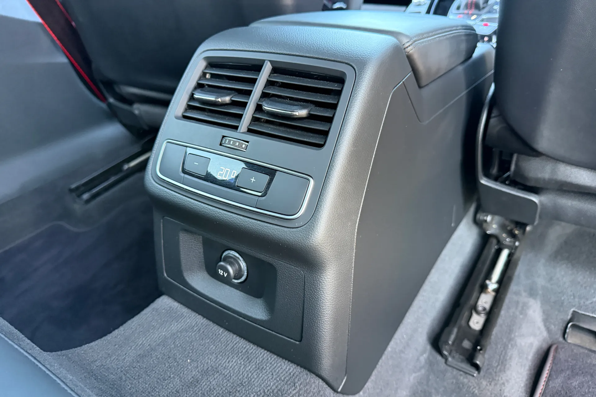 Audi RS4 thumbnail image number 47