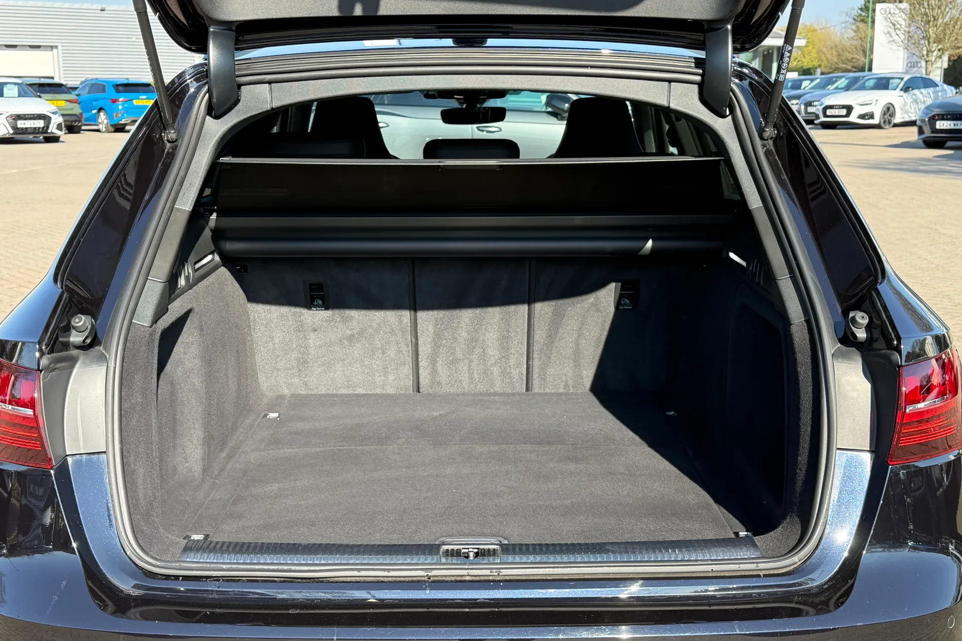 Audi RS4 thumbnail image number 35