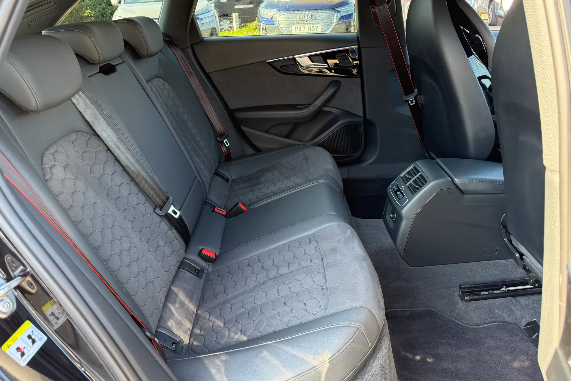 Audi RS4 thumbnail image number 44