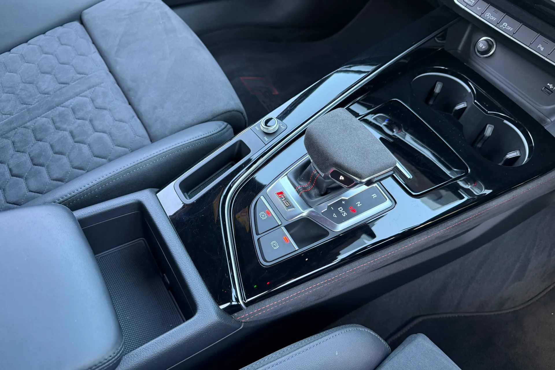 Audi RS4 thumbnail image number 40