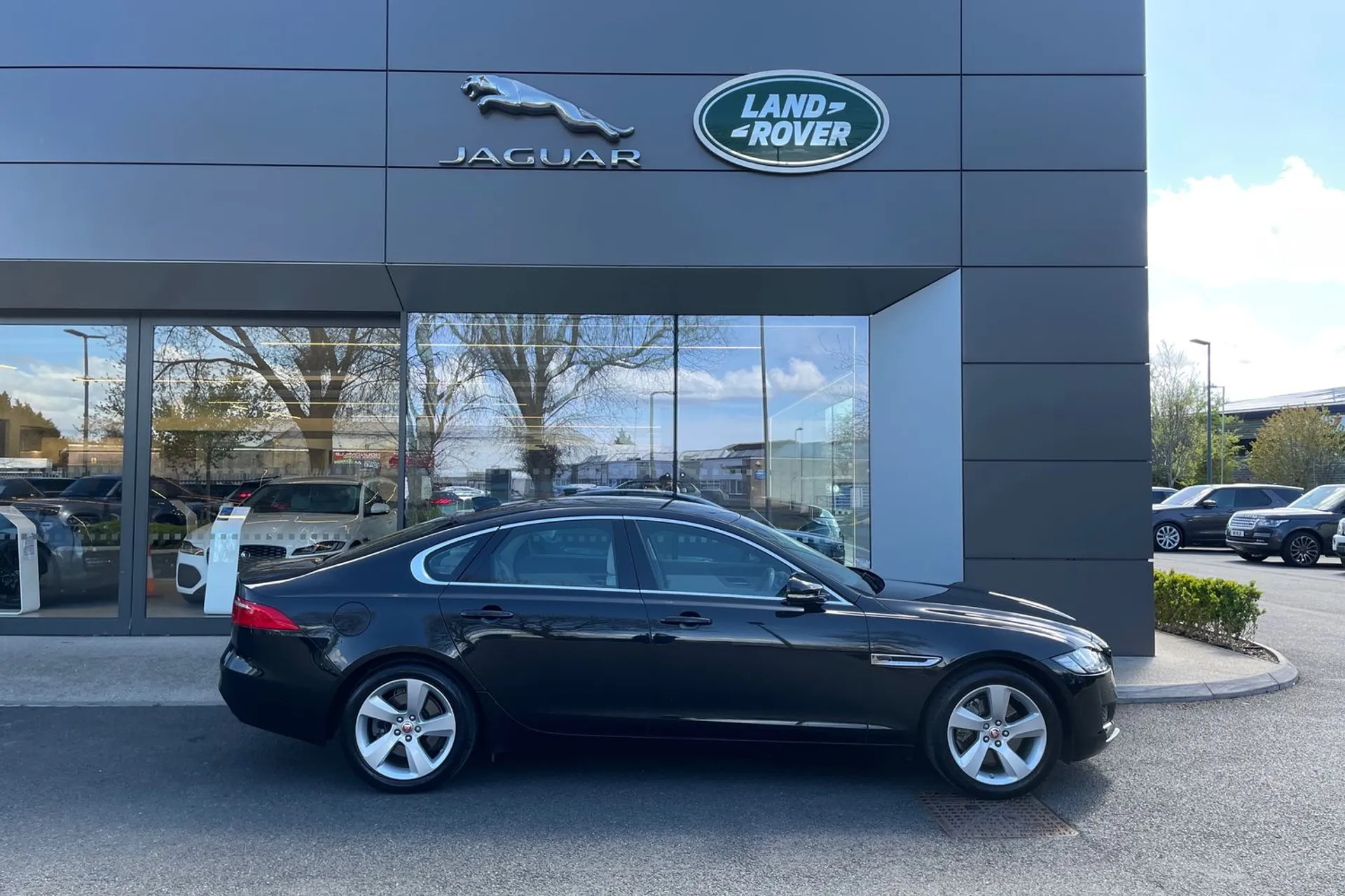 Jaguar XF thumbnail image number 2