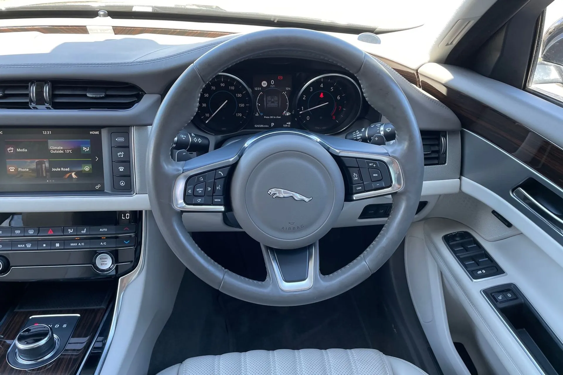 Jaguar XF thumbnail image number 12