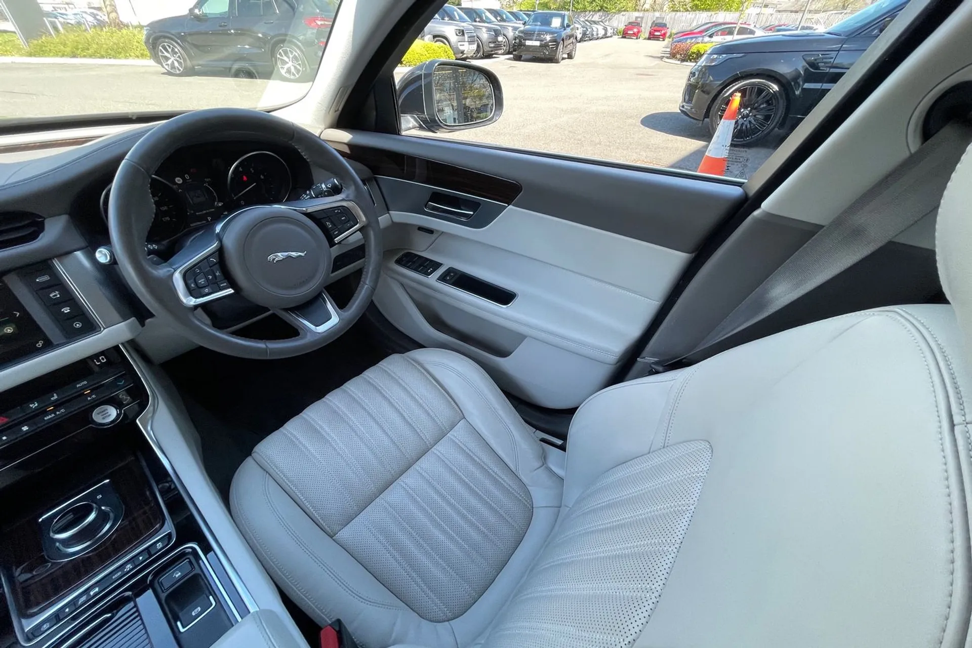 Jaguar XF thumbnail image number 14