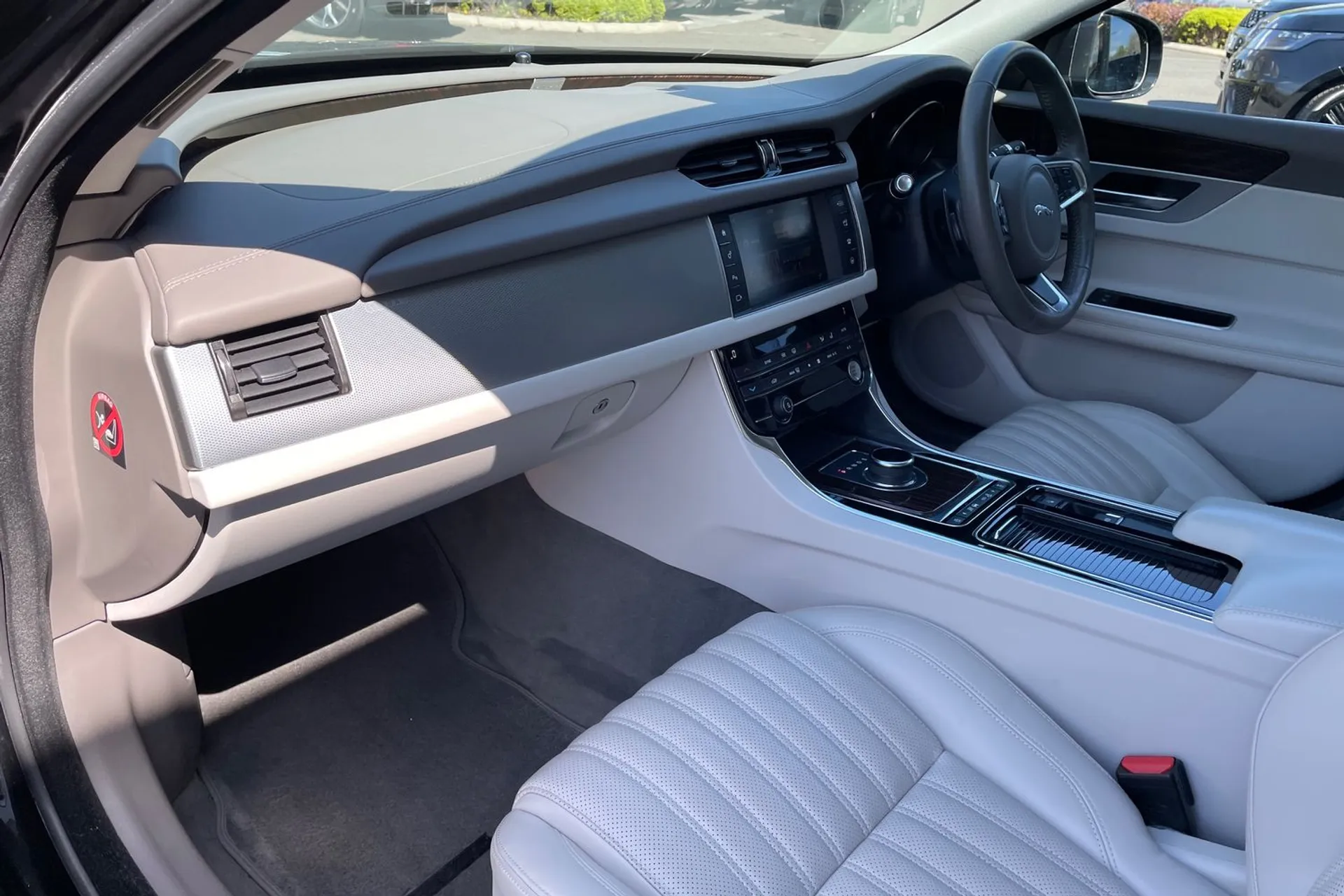 Jaguar XF thumbnail image number 44