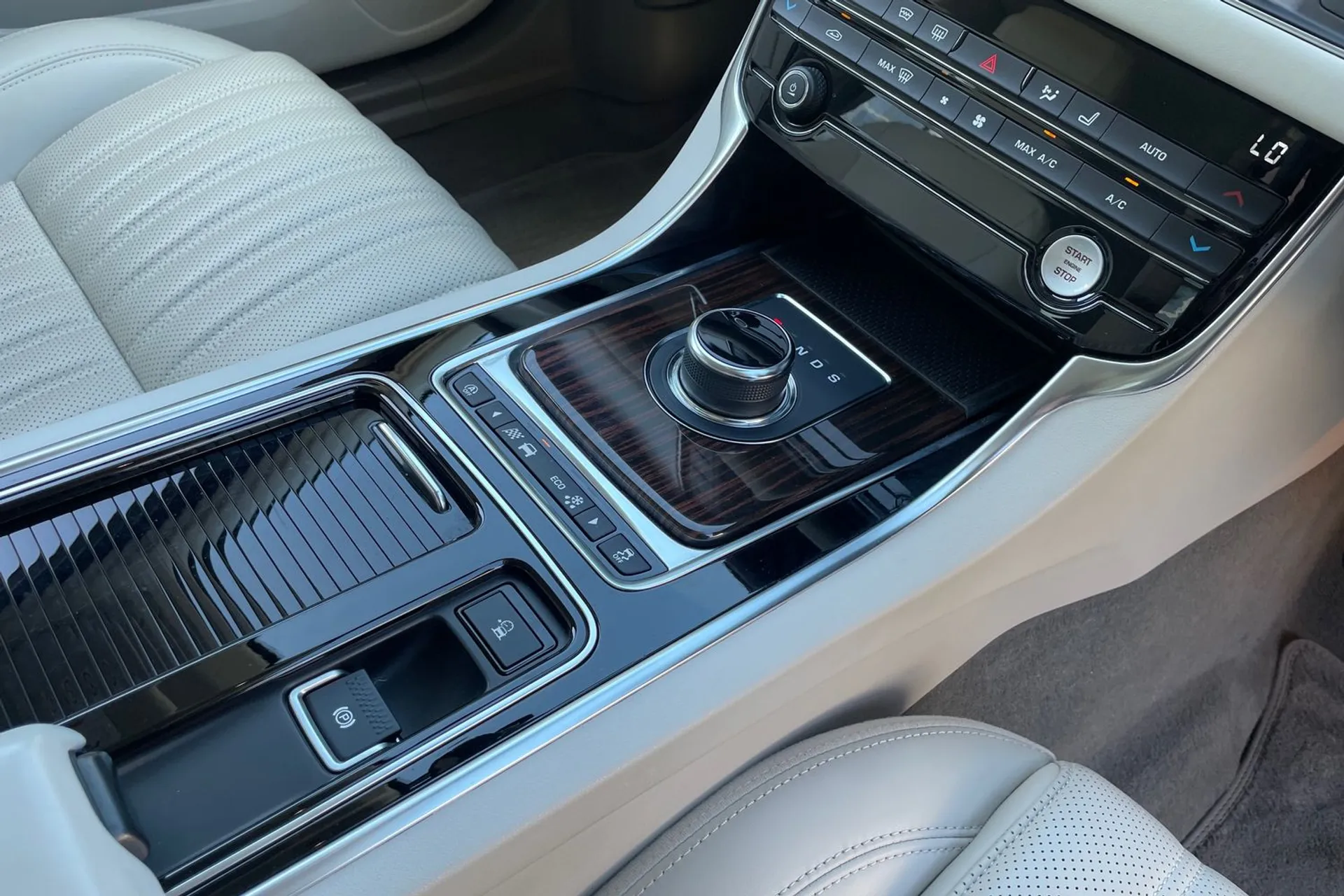 Jaguar XF thumbnail image number 19