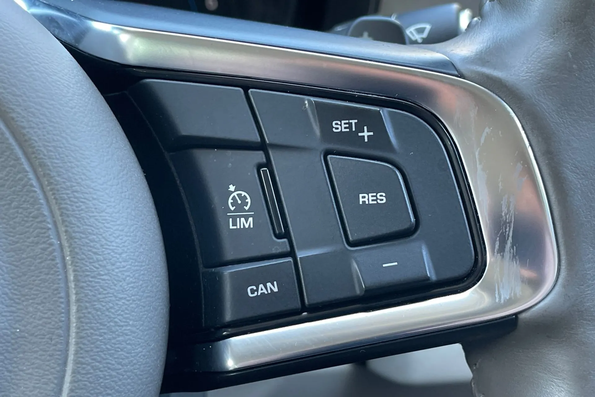 Jaguar XF thumbnail image number 26