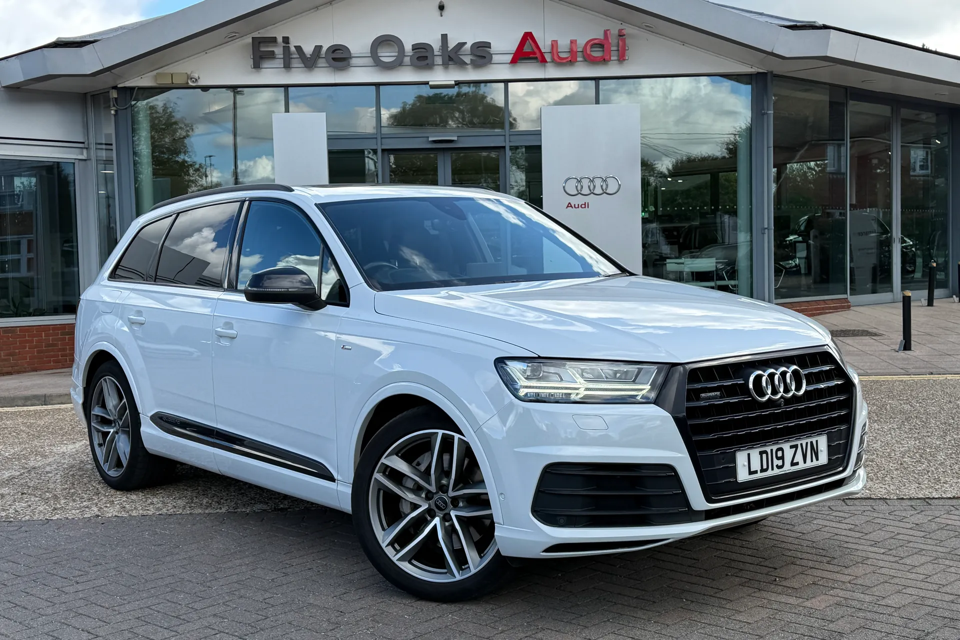 Audi Q7 focused image