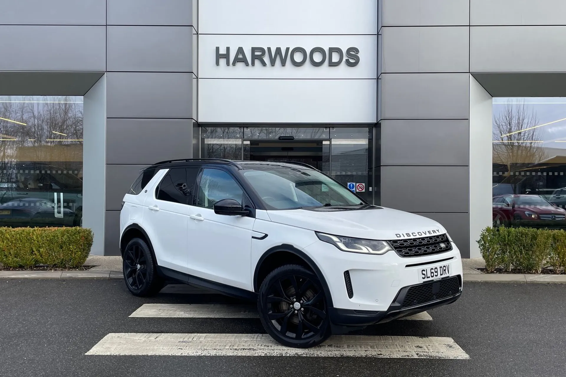 LAND ROVER DISCOVERY SPORT focused image