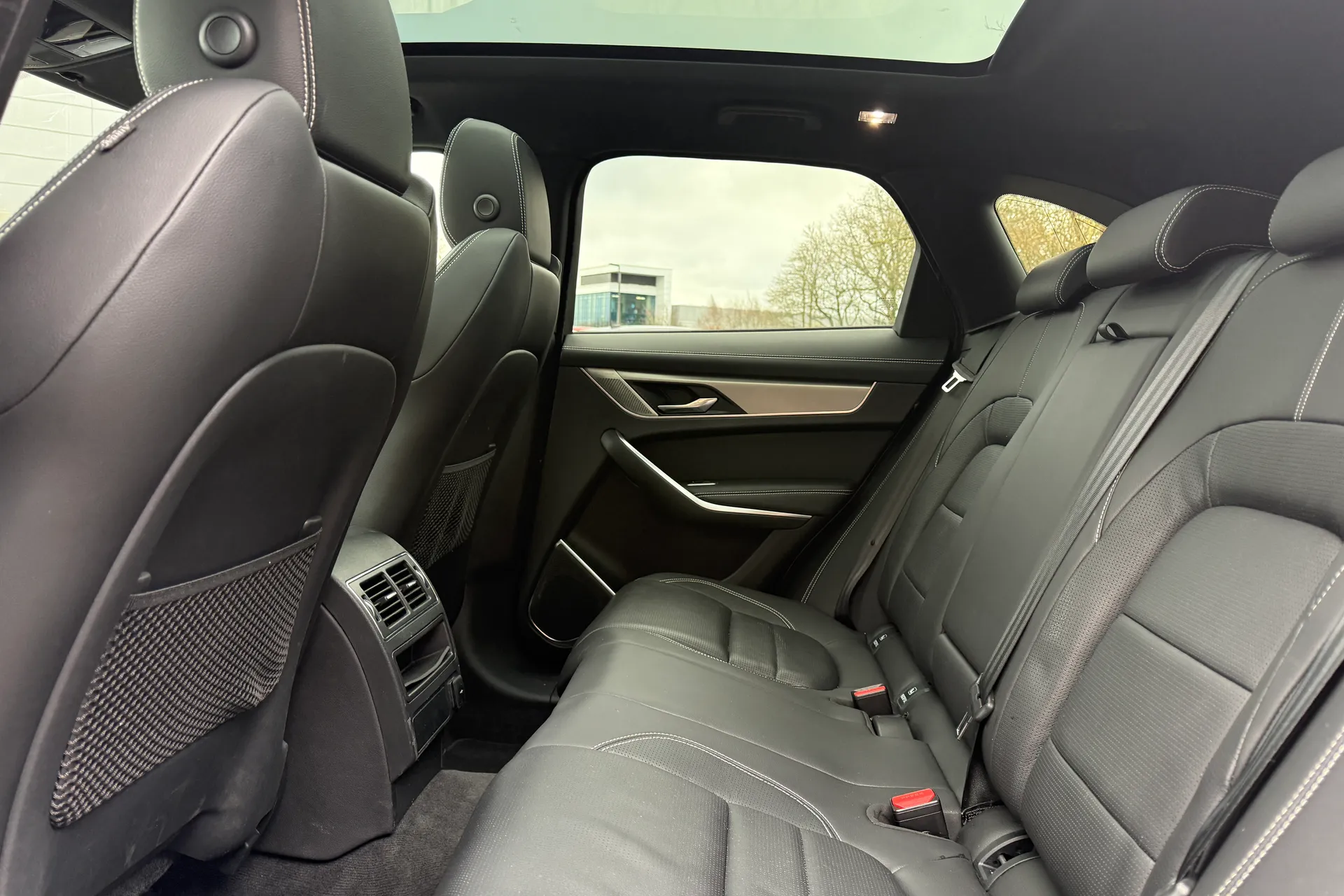 Jaguar F-PACE thumbnail image number 36