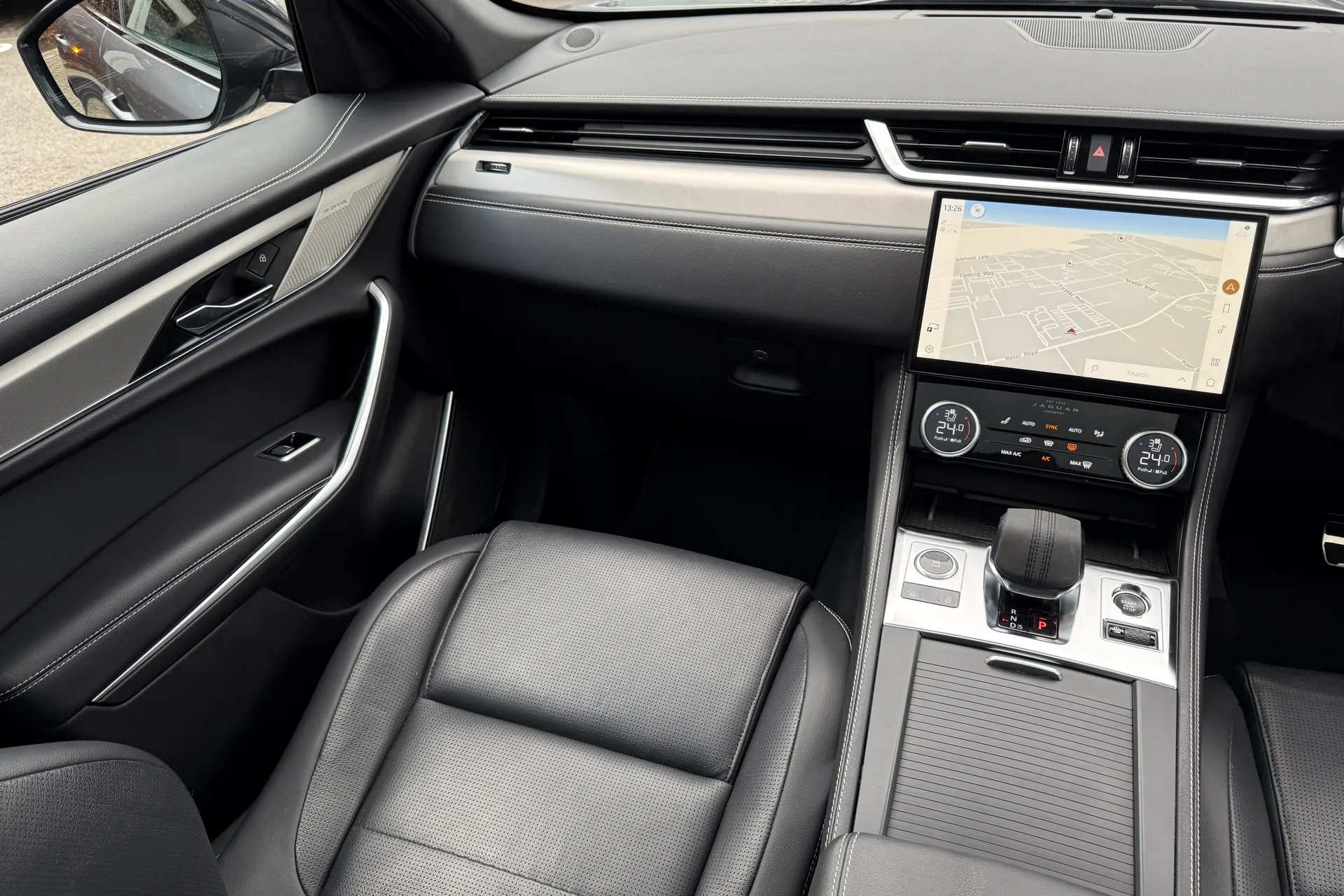 Jaguar F-PACE thumbnail image number 20