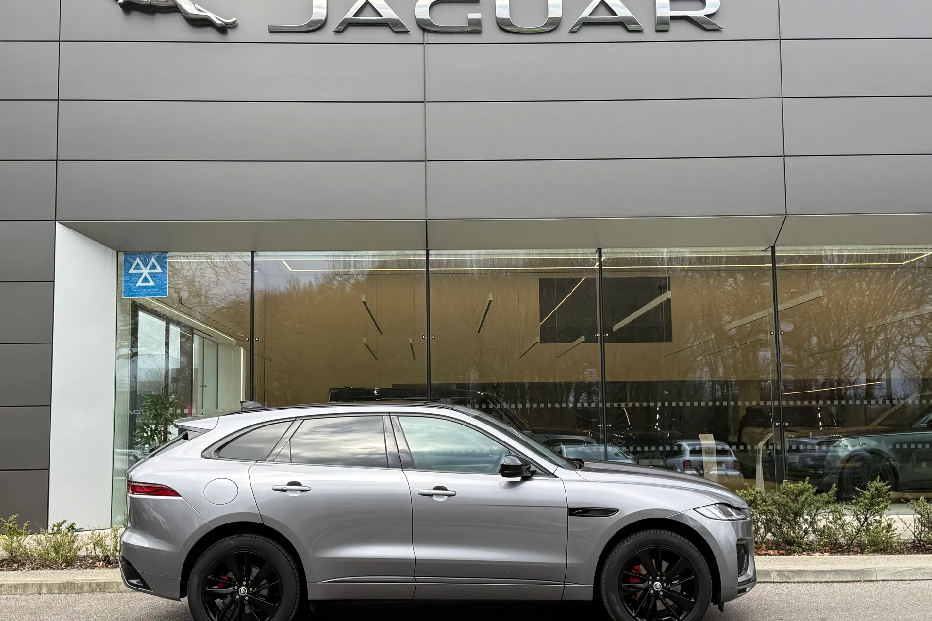 Jaguar F-PACE thumbnail image number 2