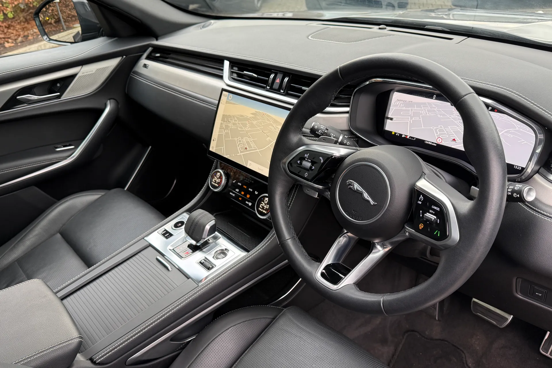 Jaguar F-PACE thumbnail image number 38