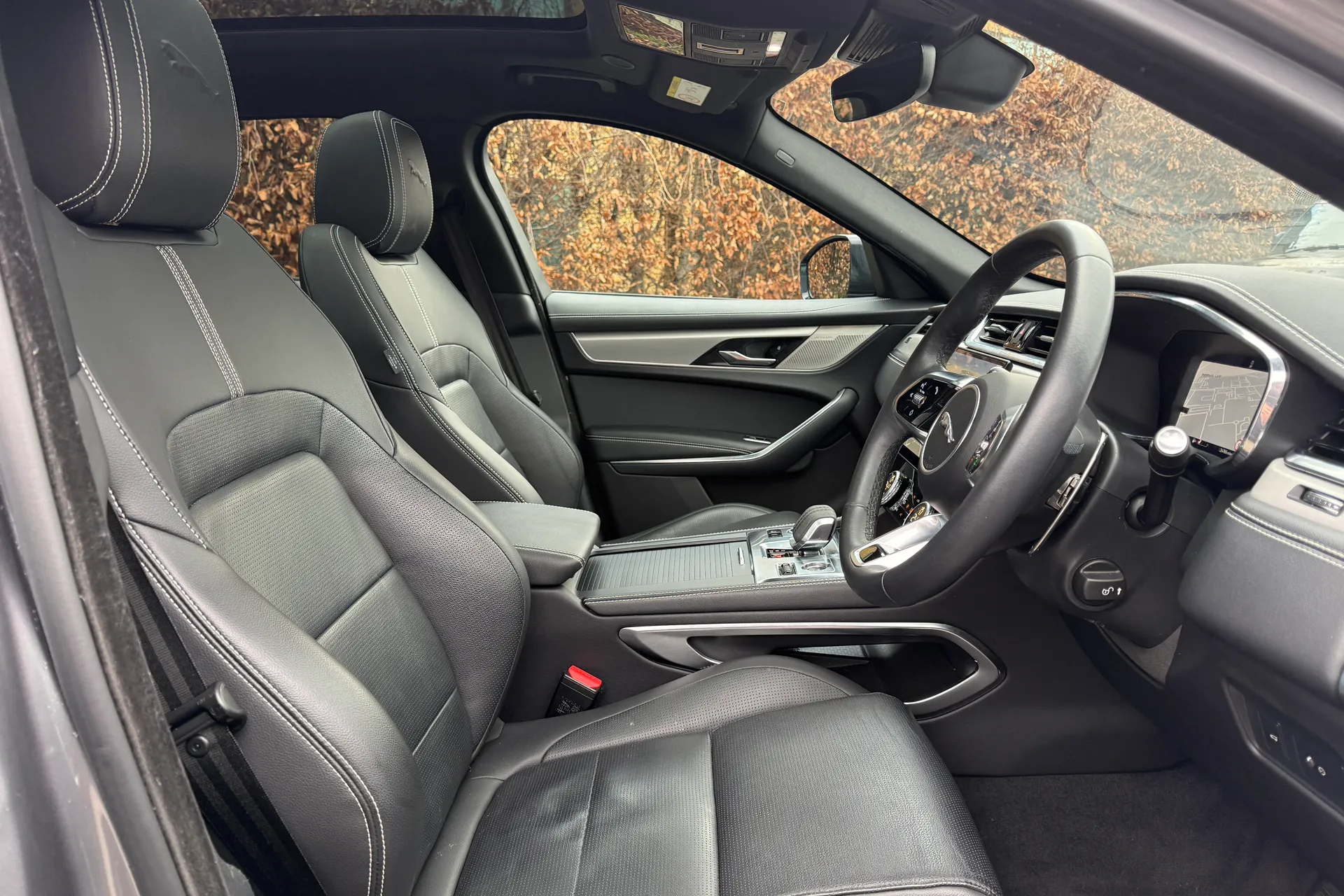 Jaguar F-PACE thumbnail image number 37