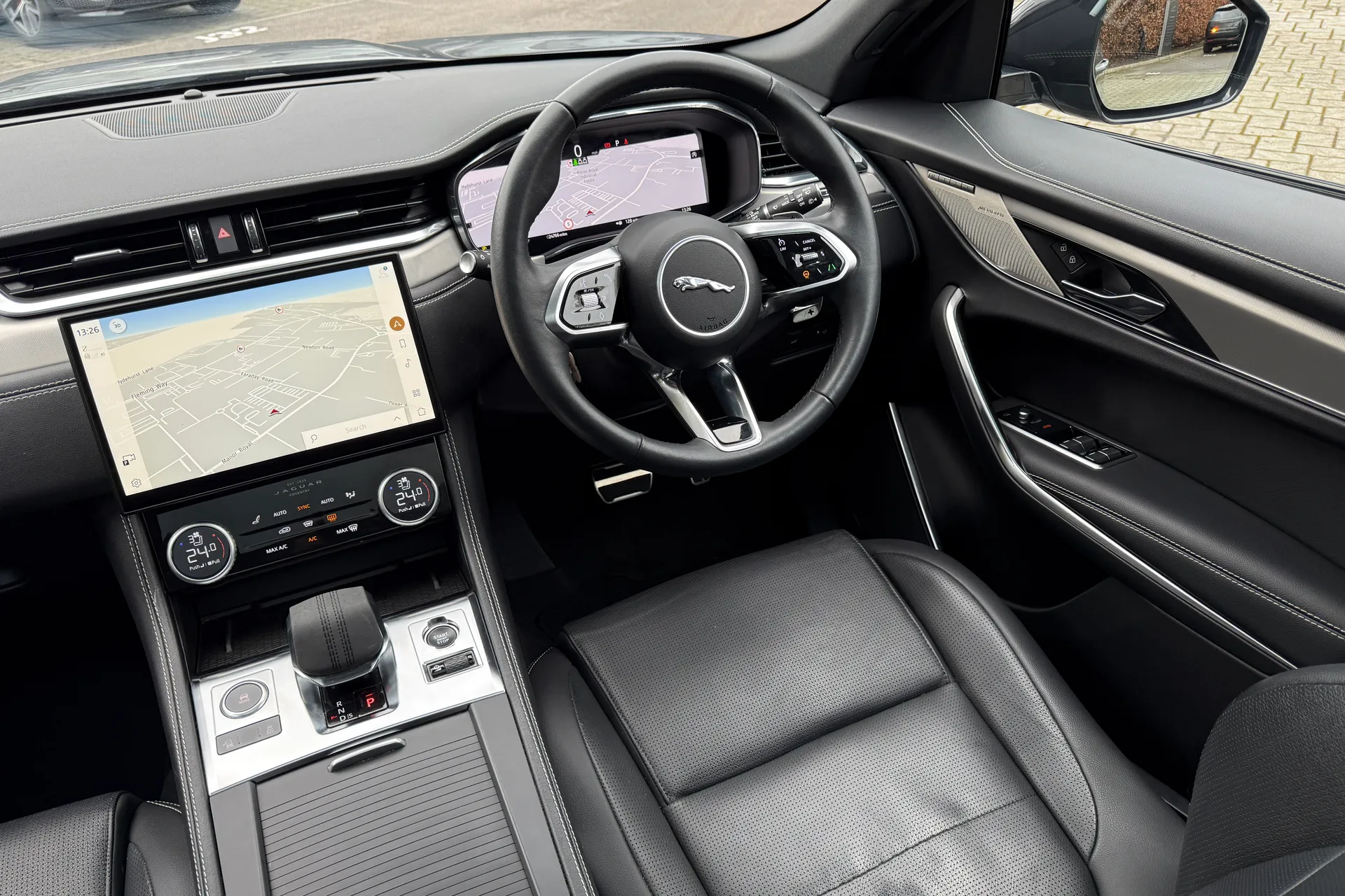 Jaguar F-PACE thumbnail image number 24