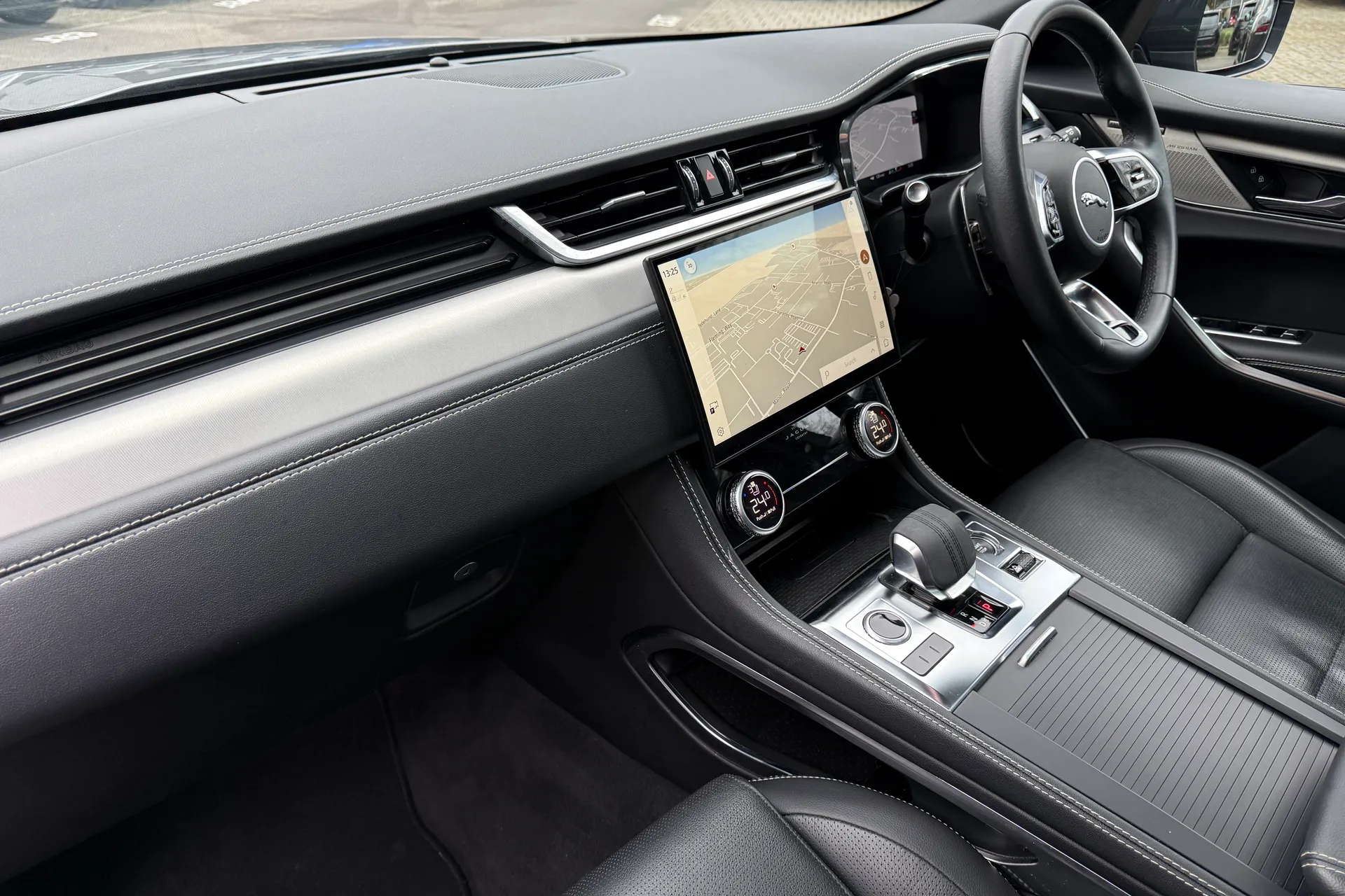 Jaguar F-PACE thumbnail image number 39