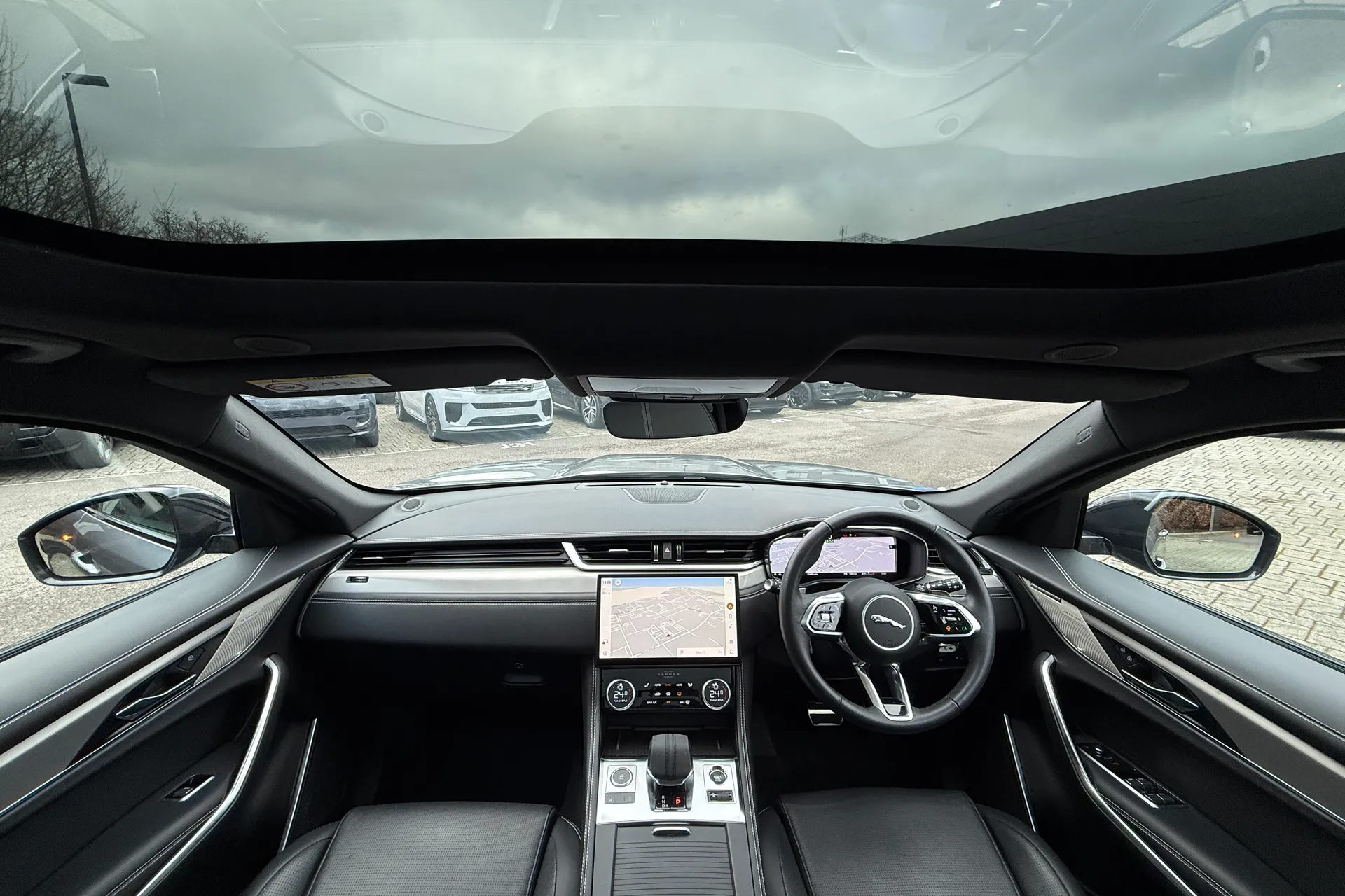 Jaguar F-PACE thumbnail image number 4