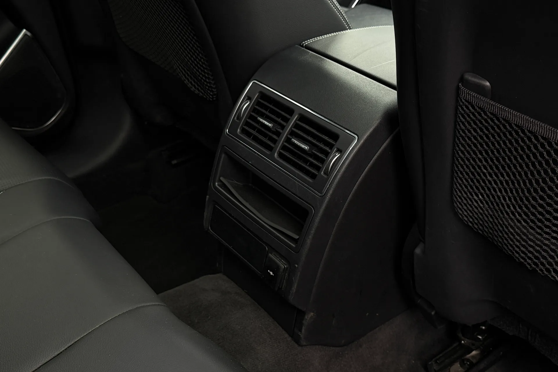 Jaguar F-PACE thumbnail image number 35