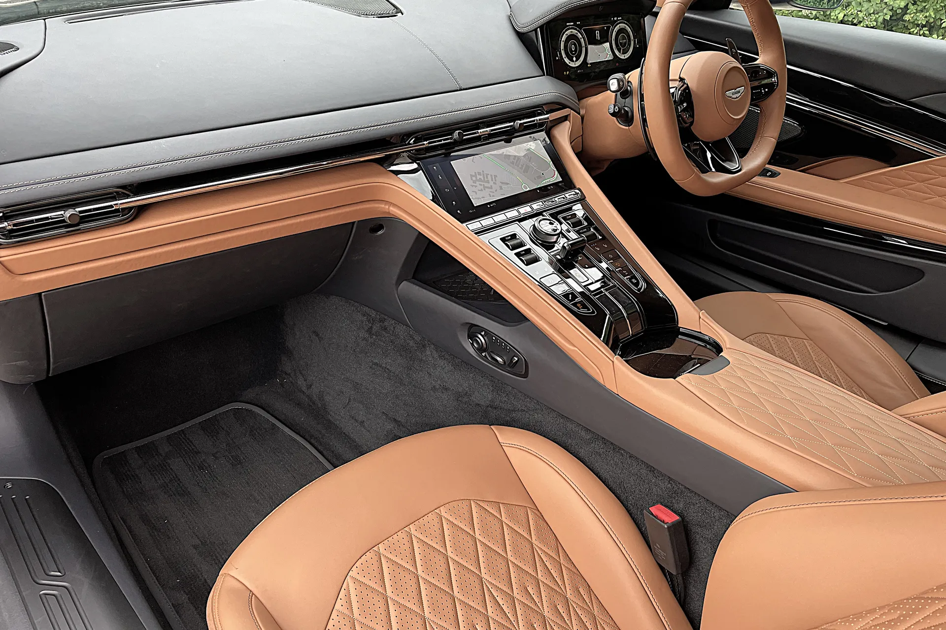 Aston Martin DB12 thumbnail image number 23