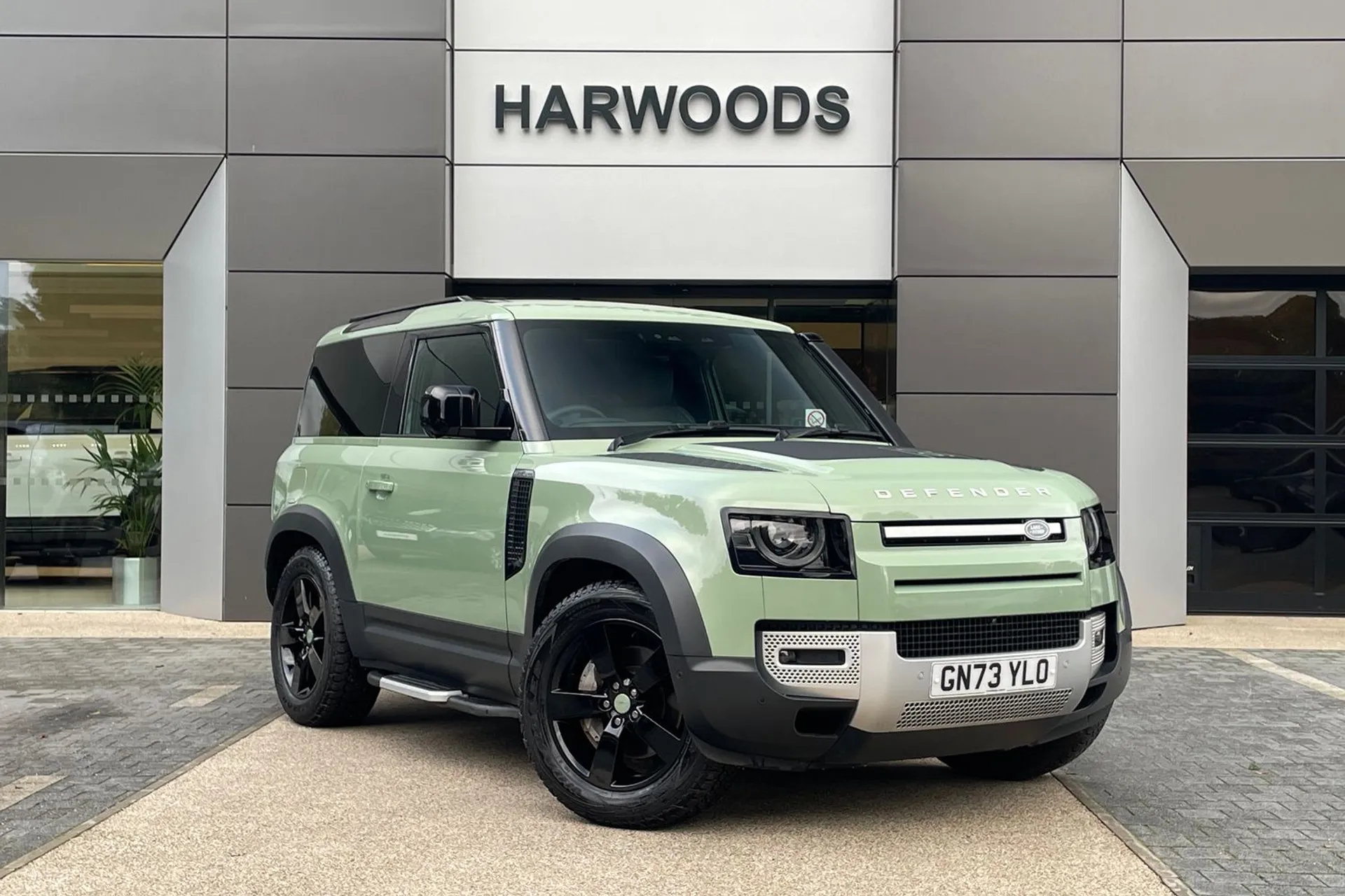 LAND ROVER DEFENDER focused image