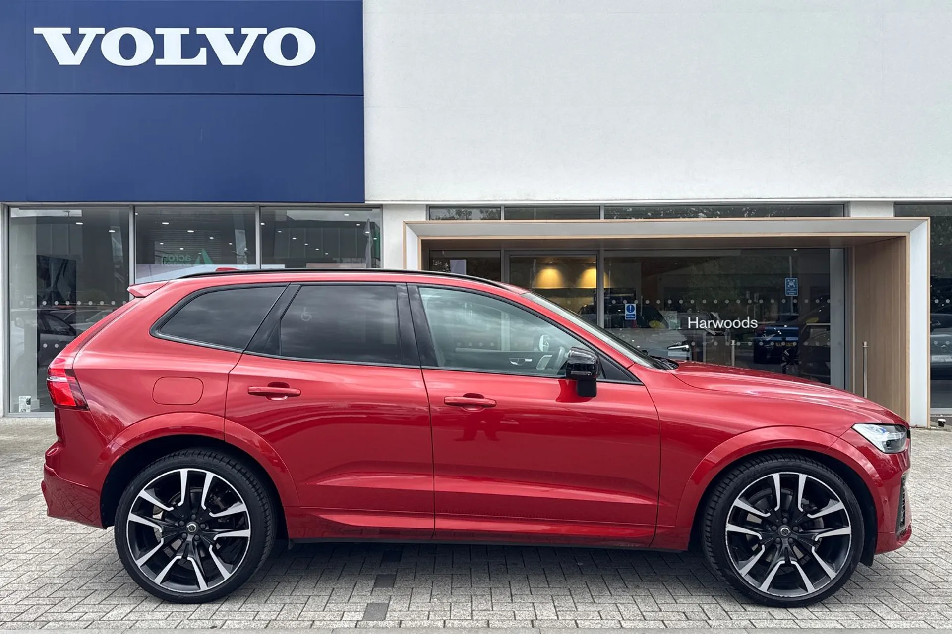 Volvo XC60 thumbnail image number 2