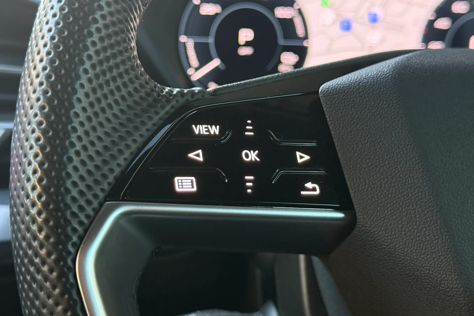 Audi Q4 thumbnail image number 15