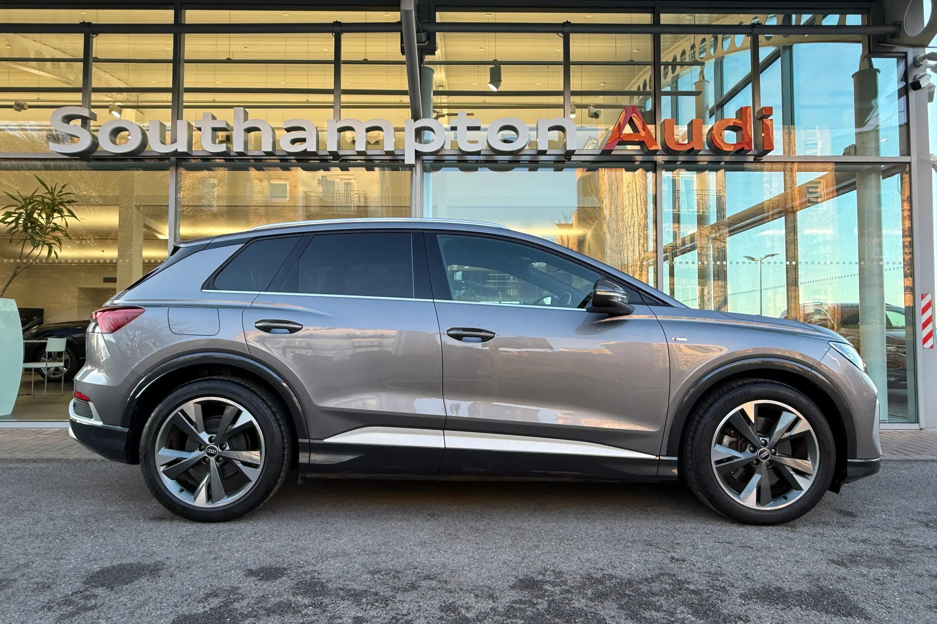 Audi Q4 thumbnail image number 2