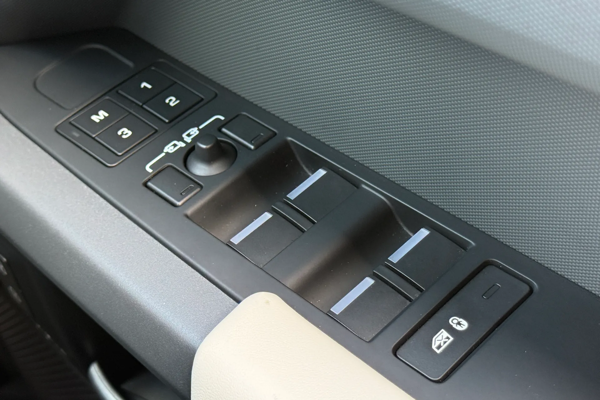 LAND ROVER DEFENDER thumbnail image number 19